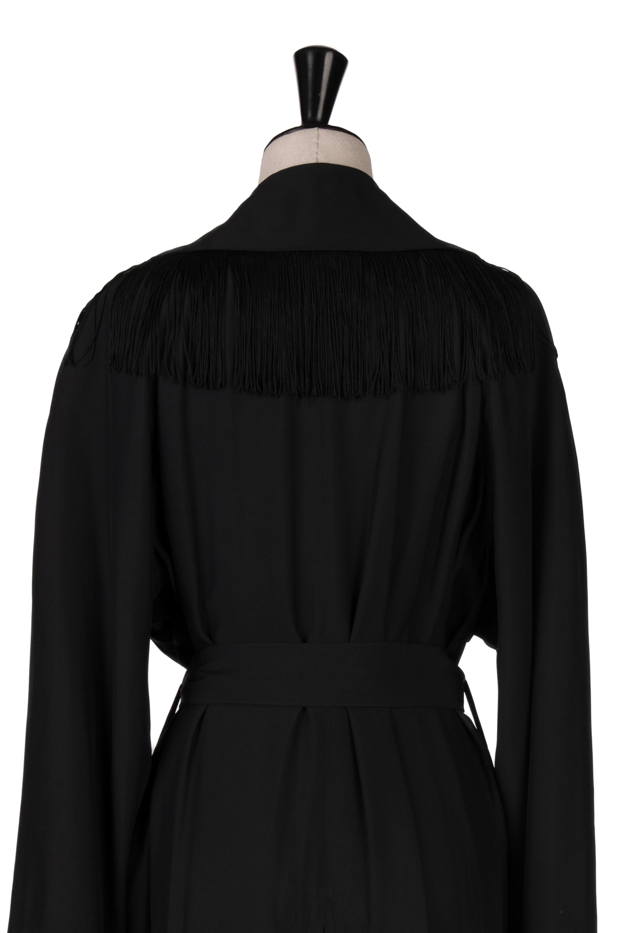 MOSCHINO COUTURE F/S 1989 Laufsteg Schwarzer Fransen-Wickelmantel mit Gürtel im Angebot 5