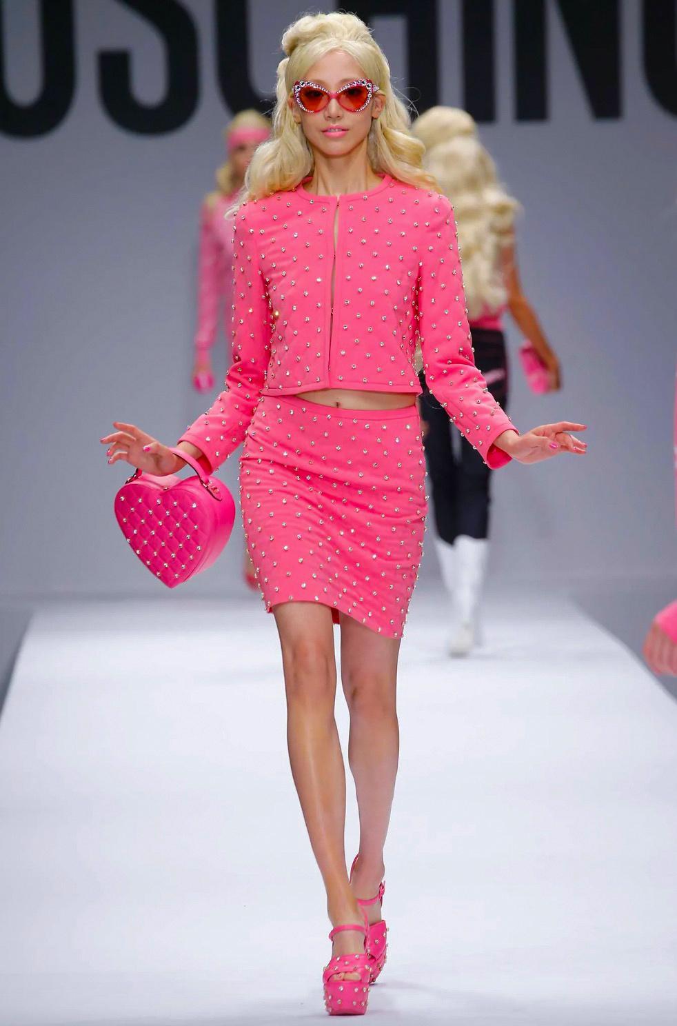 Die begehrte und äußerst seltene kristallverzierte Jacke aus der Moschino Couture Frühjahr/Sommer 2015 Kollektion von Jeremy Scott. Inspiriert von der zeitlosen Barbie-Puppe, entwarf Jeremy Scott eine Traumgarderobe für die Puppe, die scheinbar