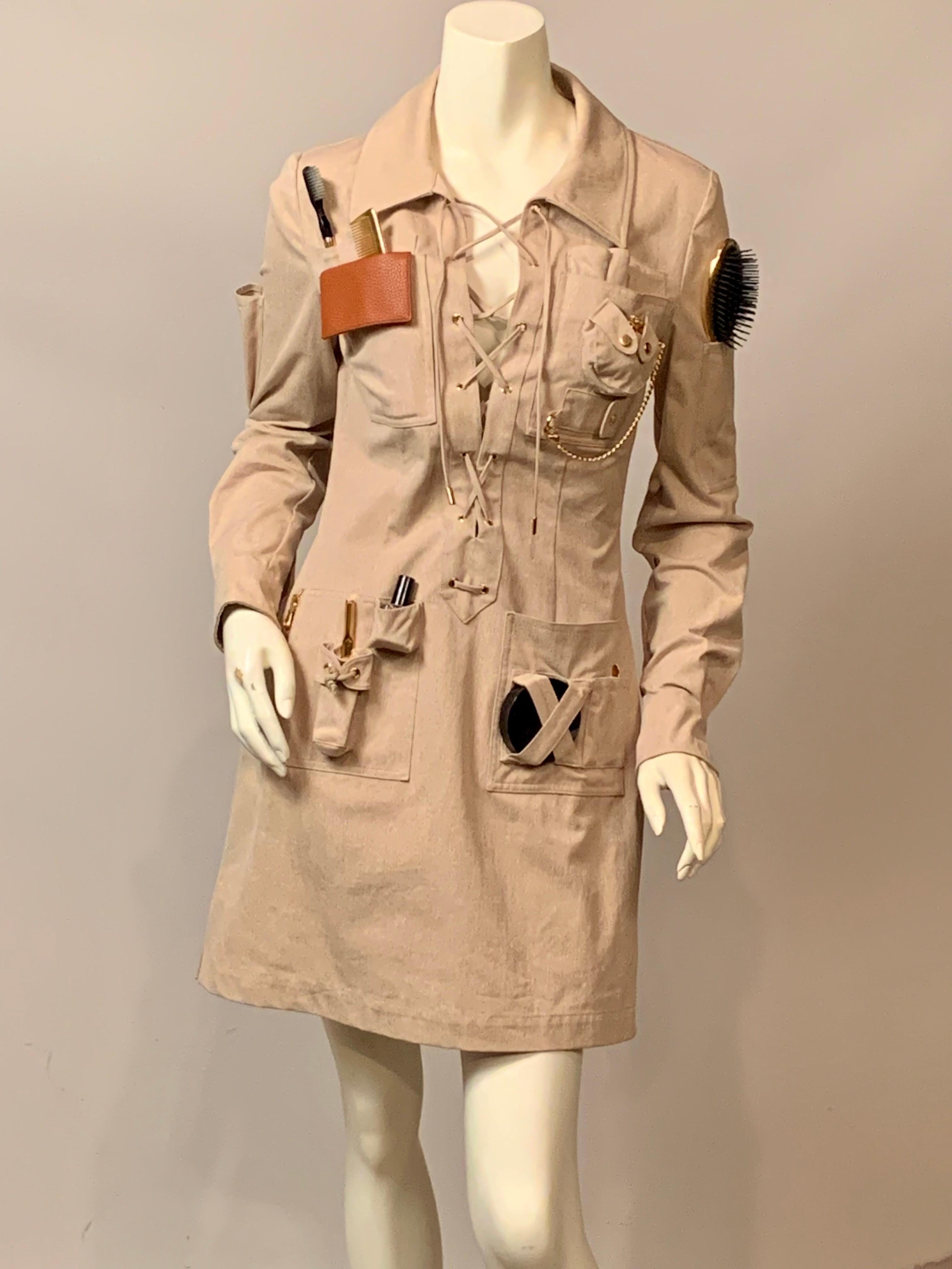 Cette robe Moschino Safari, rare et de collection, conçue par Jeremy Scott, s'inspire de la veste Survival de Franco Moschino des années 1990, elle-même inspirée de la robe Safari d'Yves Saint Laurent conçue en 1968 et portée par le célèbre
