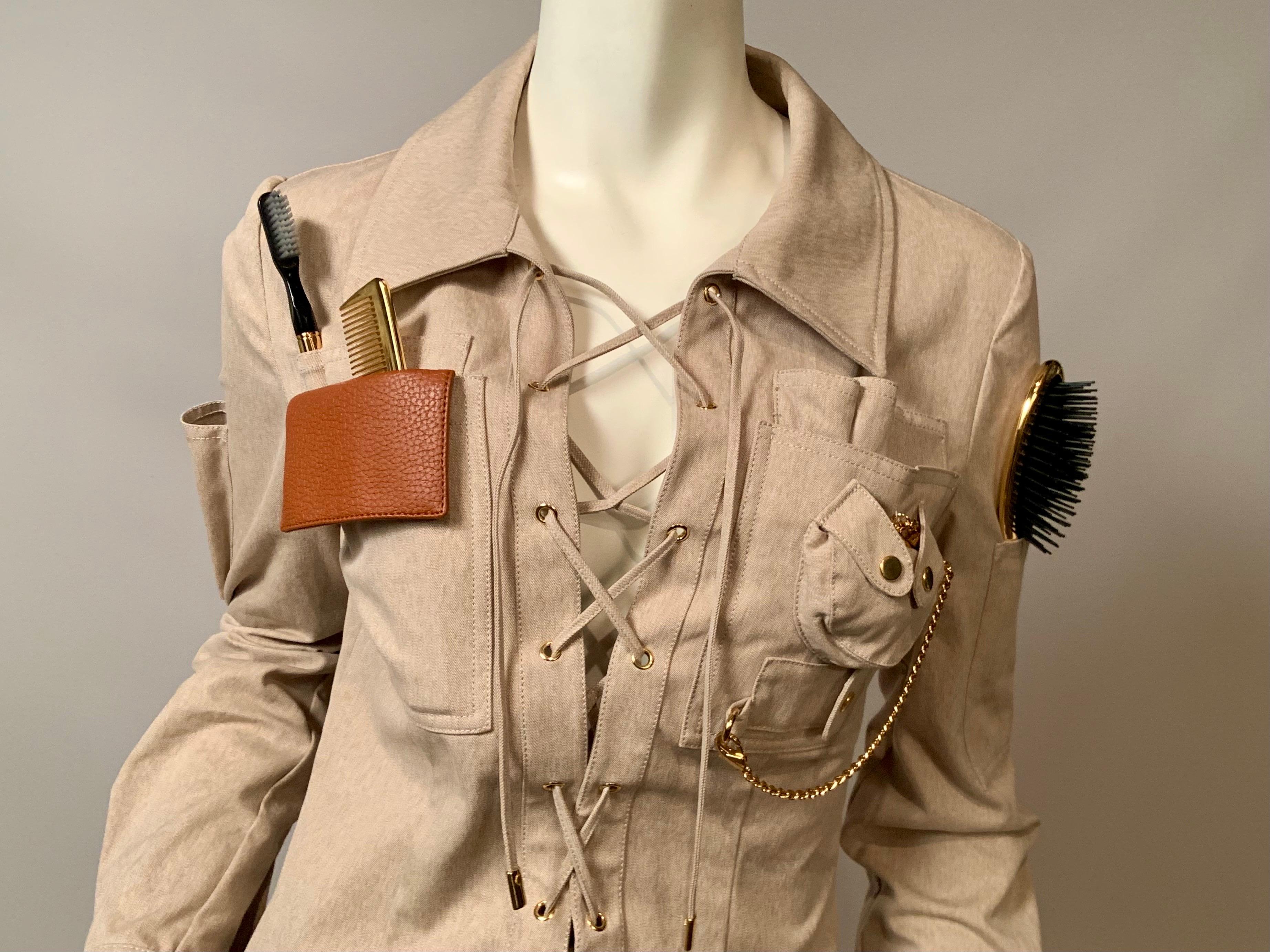 Marron La robe Safari de Moschino Couture se moque de la veste Safari iconique d'YSL en vente