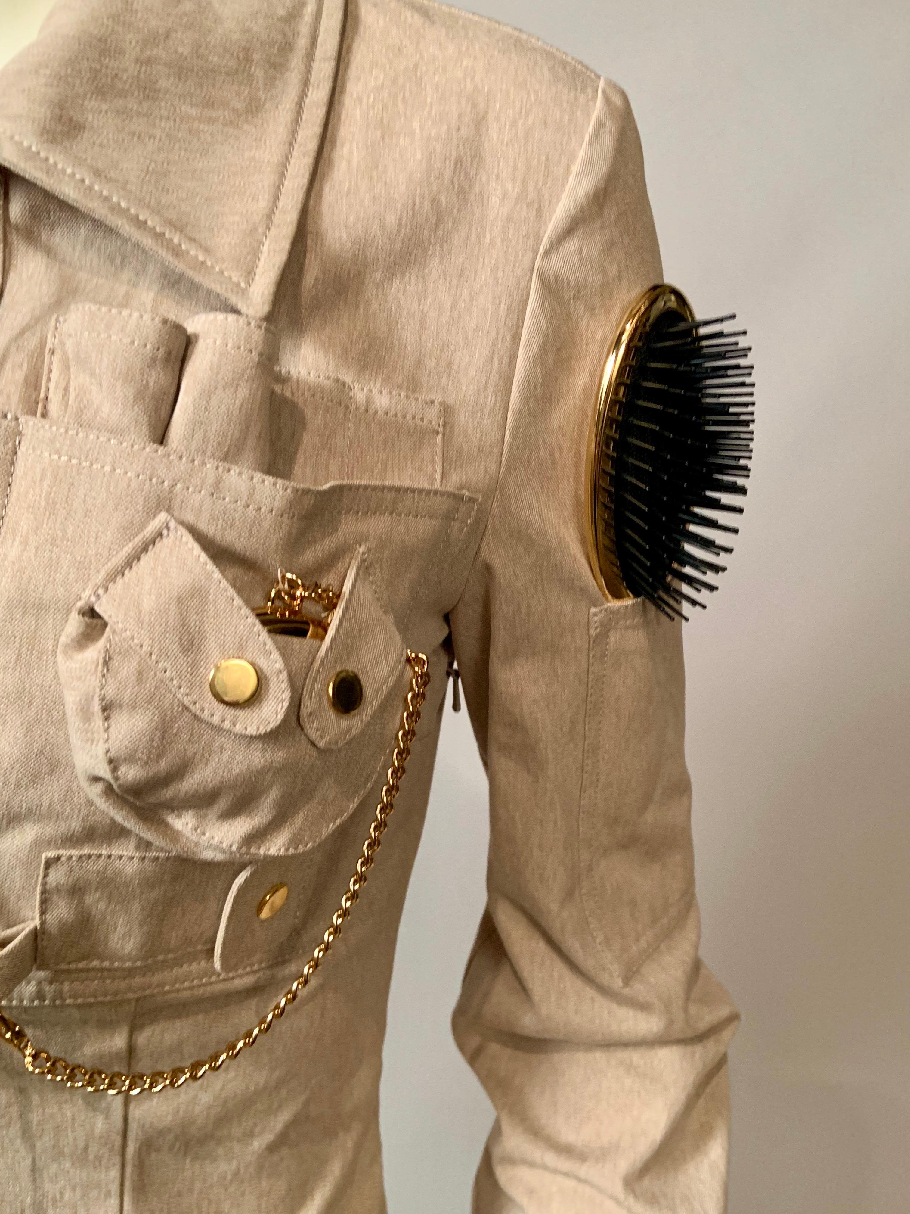 La robe Safari de Moschino Couture se moque de la veste Safari iconique d'YSL Pour femmes en vente