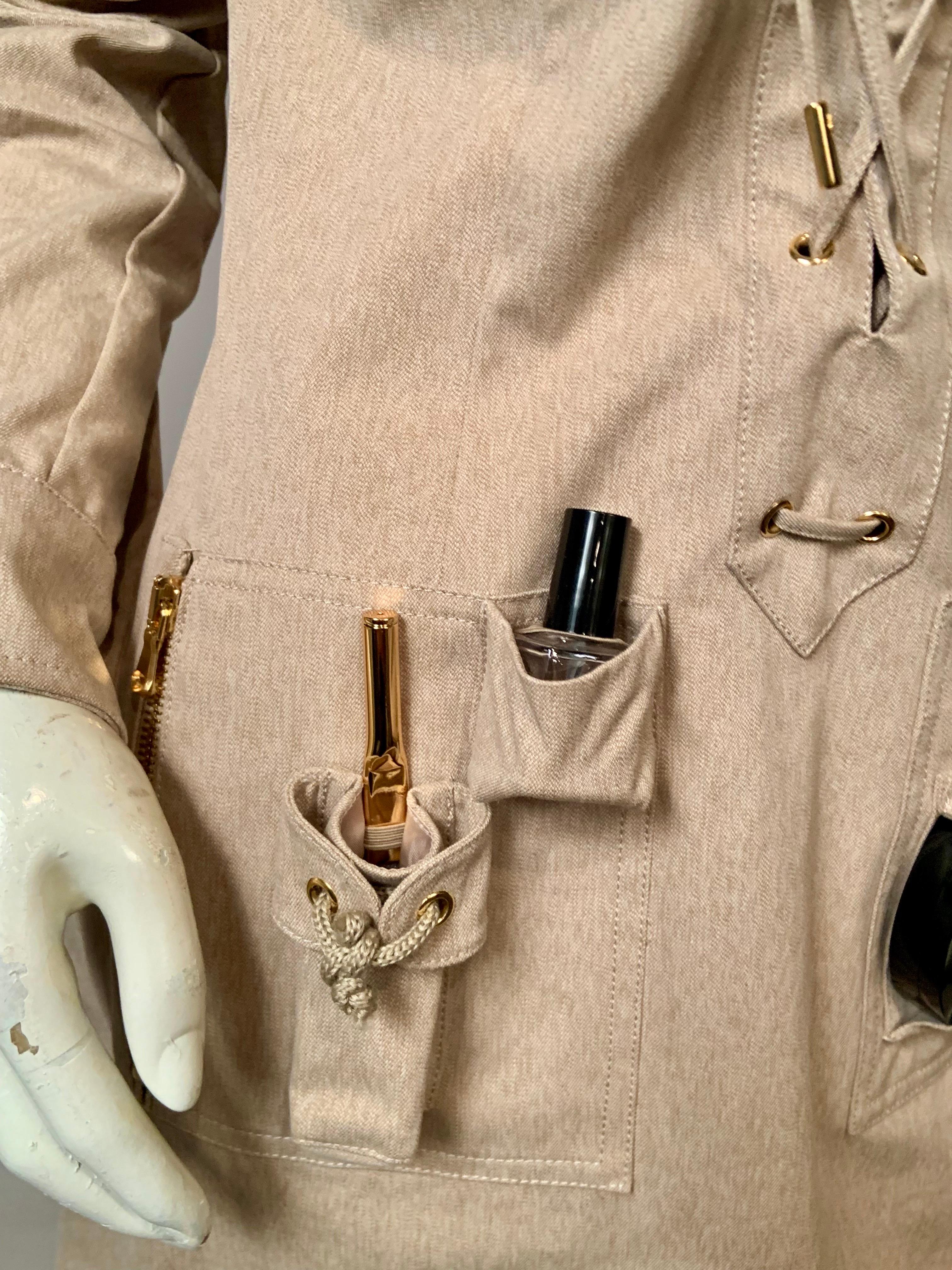 La robe Safari de Moschino Couture se moque de la veste Safari iconique d'YSL en vente 1