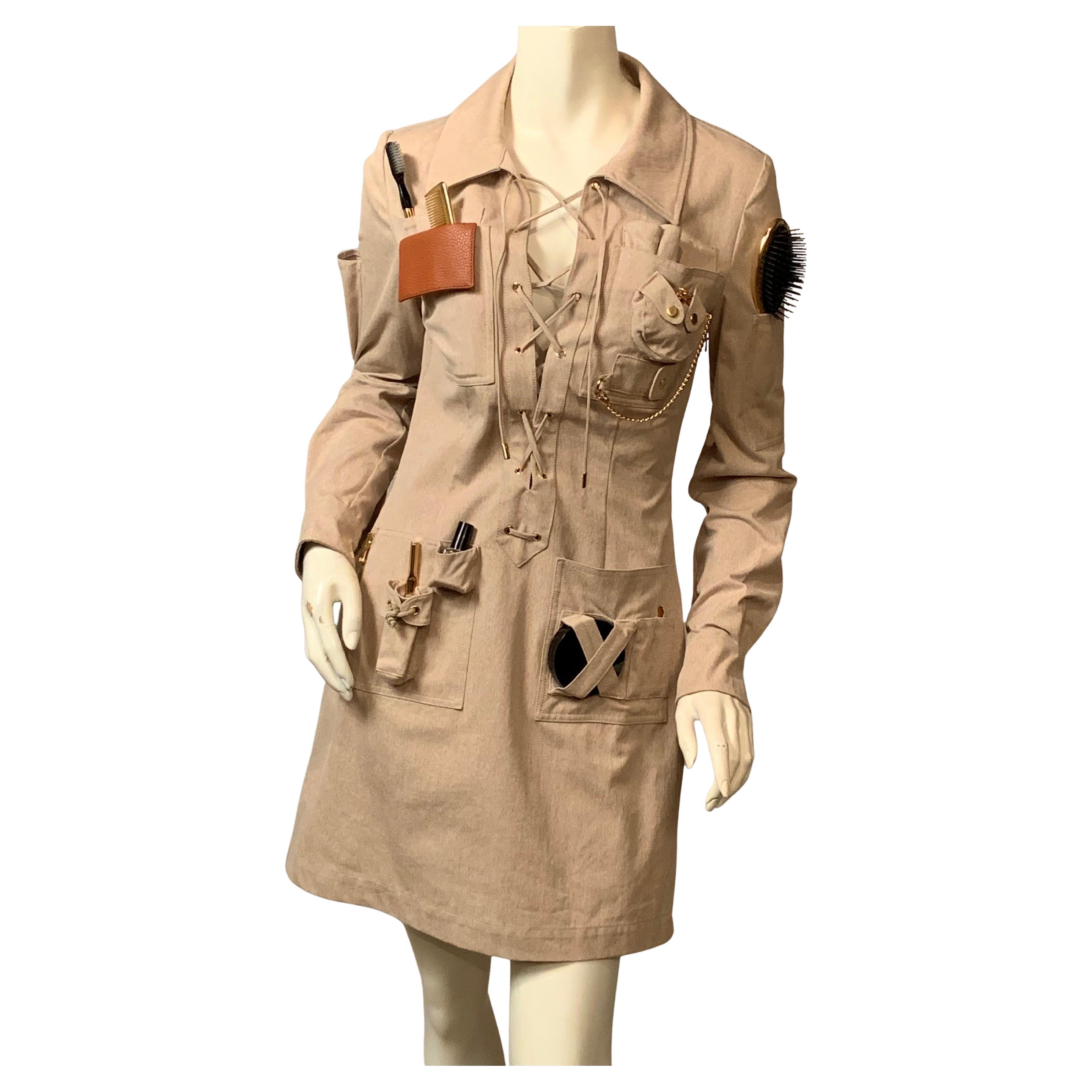 La robe Safari de Moschino Couture se moque de la veste Safari iconique d'YSL en vente