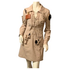 Il vestito Safari di Moschino Couture prende in giro l'iconica giacca Safari di YSL