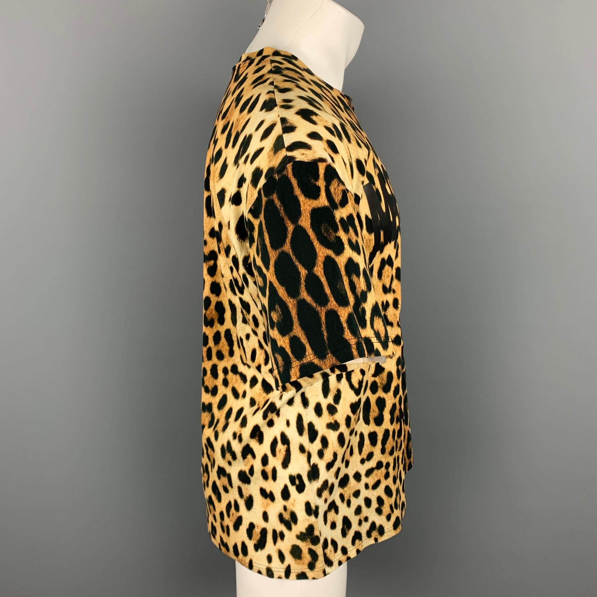 MOSCHINO COUTURE t-shirt comes in a tan & black leopard print featuring a front logo design and a crew-neck. Made in Portugal. 

Very Good Pre-Owned Condition.
Marked: L

Measurements:

Shoulder: 22 in.
Chest: 42 in.
Sleeve: 8.5 in.
Length: 27 in. 