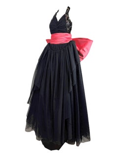 Moschino Couture Primavera 2021 Look 34 Puppet Show: abito nero con fiocco rosa