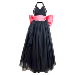 Moschino Couture Primavera 2021 Look 34 Puppet Show: abito nero con fiocco rosa