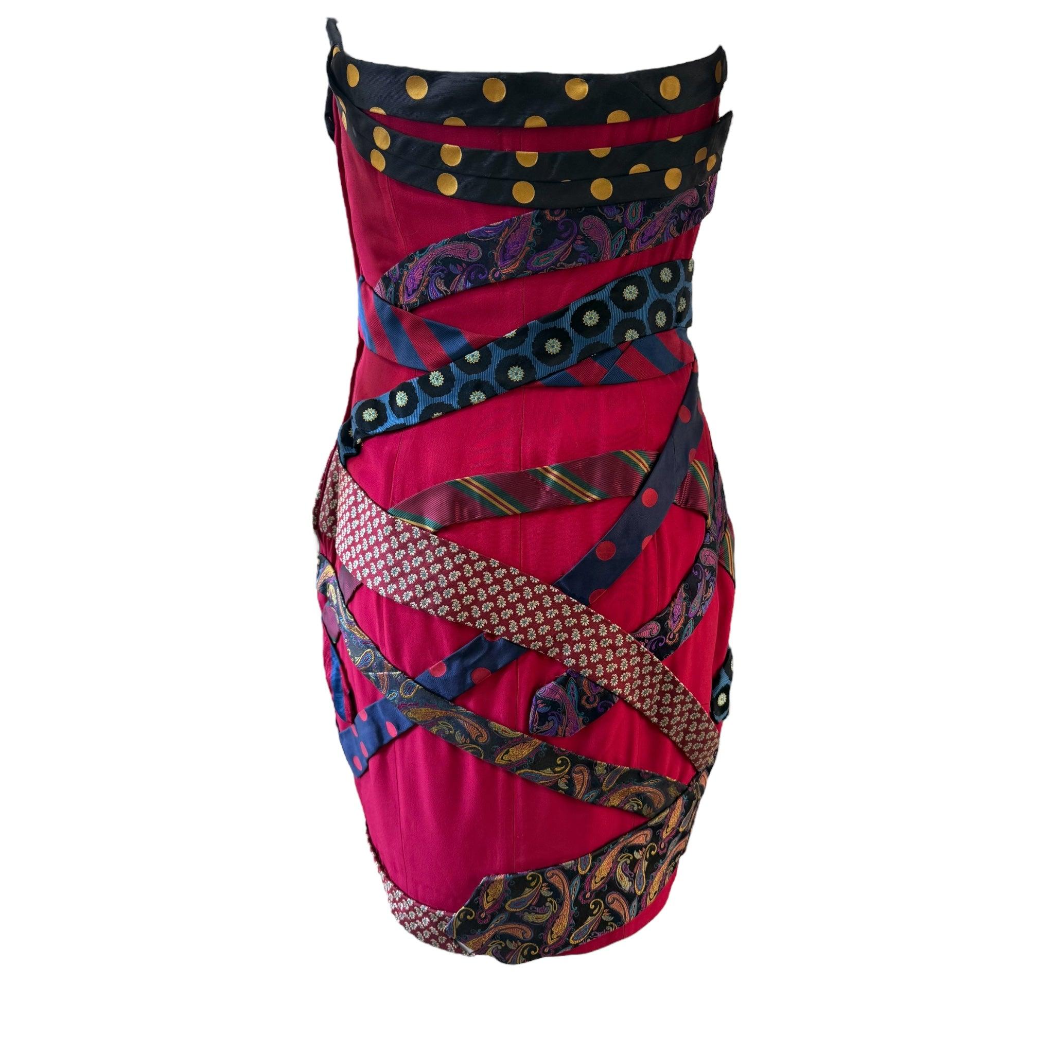Robe de Couture Franco Moschino à vie, circa 1990. Un design fantaisiste rehaussé par sa mini-longueur bustier sexy, incorporant des liens colorés et à motifs qui créent un effet patchwork. La base et les cravates sont en soie des années 60 et 70.