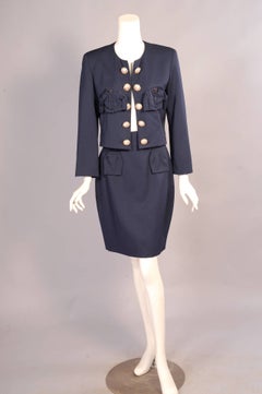 Costume couture Moschino, poches humoristiques « Poke Fun at Chanel » avec vestes et jupe