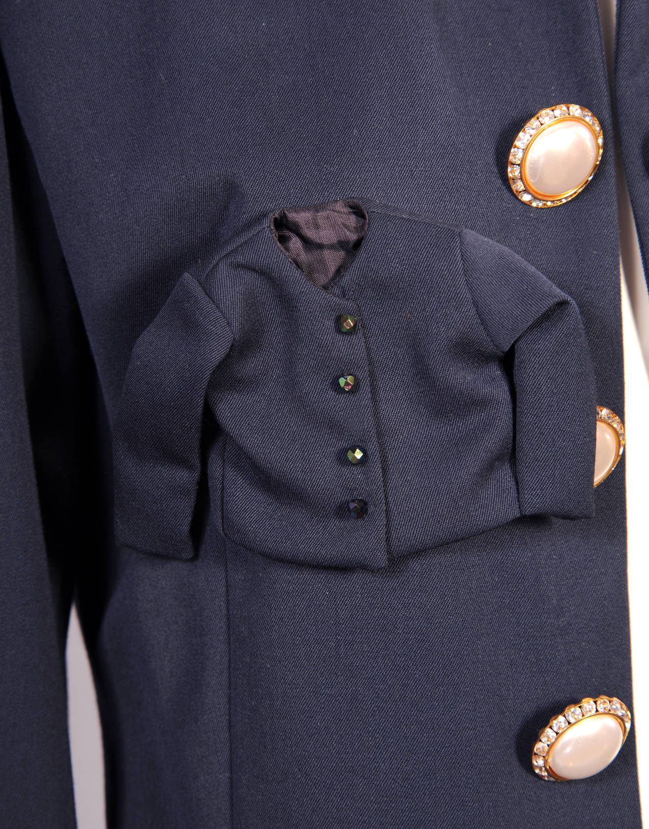  Costume couture Moschino, poches humoristiques « Poke Fun at Chanel » avec vestes et jupe  Pour femmes en vente