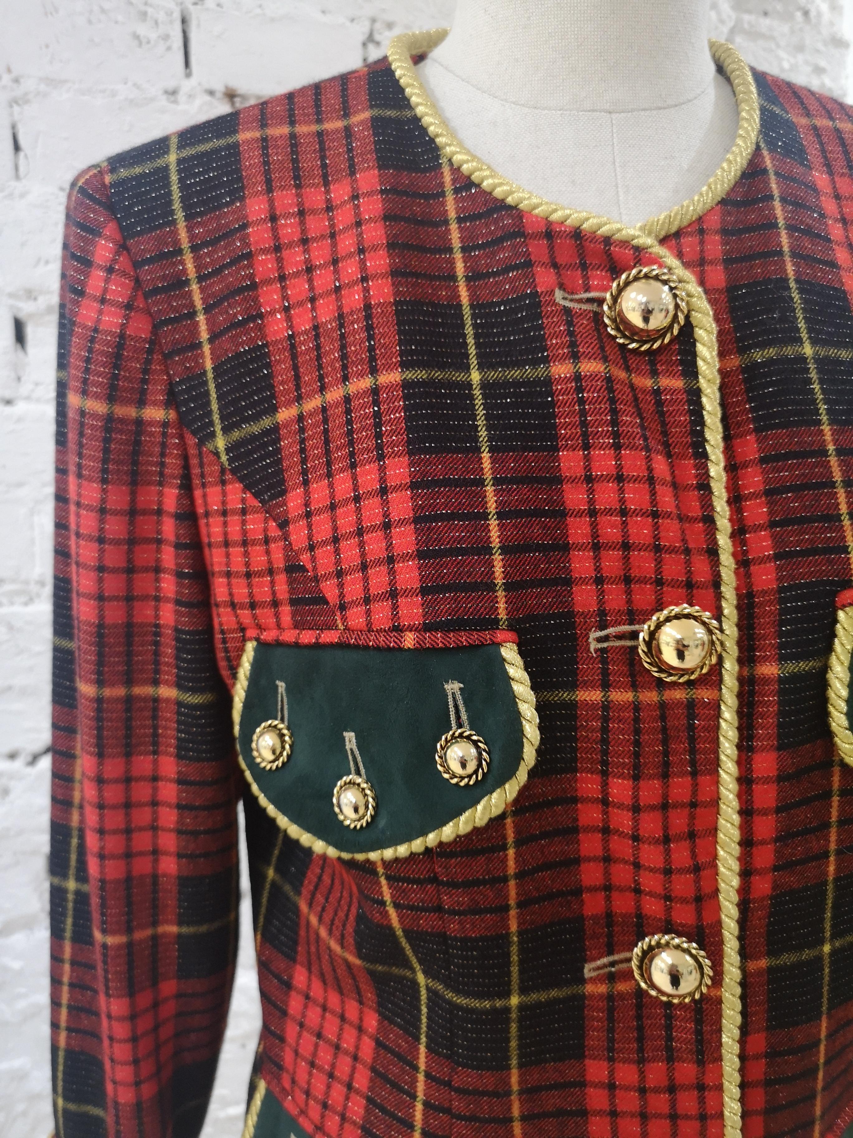 Moschino couture tartan vintage jacket
totally made in italy
composition wool
tasks are green velvet
embellished with gold tone buttons and gold tone trimming
size marked is 44
total lenght is 67 cm
shoulder to hem 61 cm