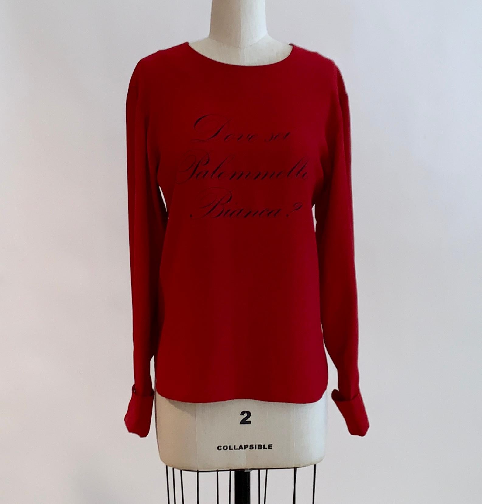 Chemisier rouge à manches longues Moschino Couture vintage des années 1980 avec l'inscription 