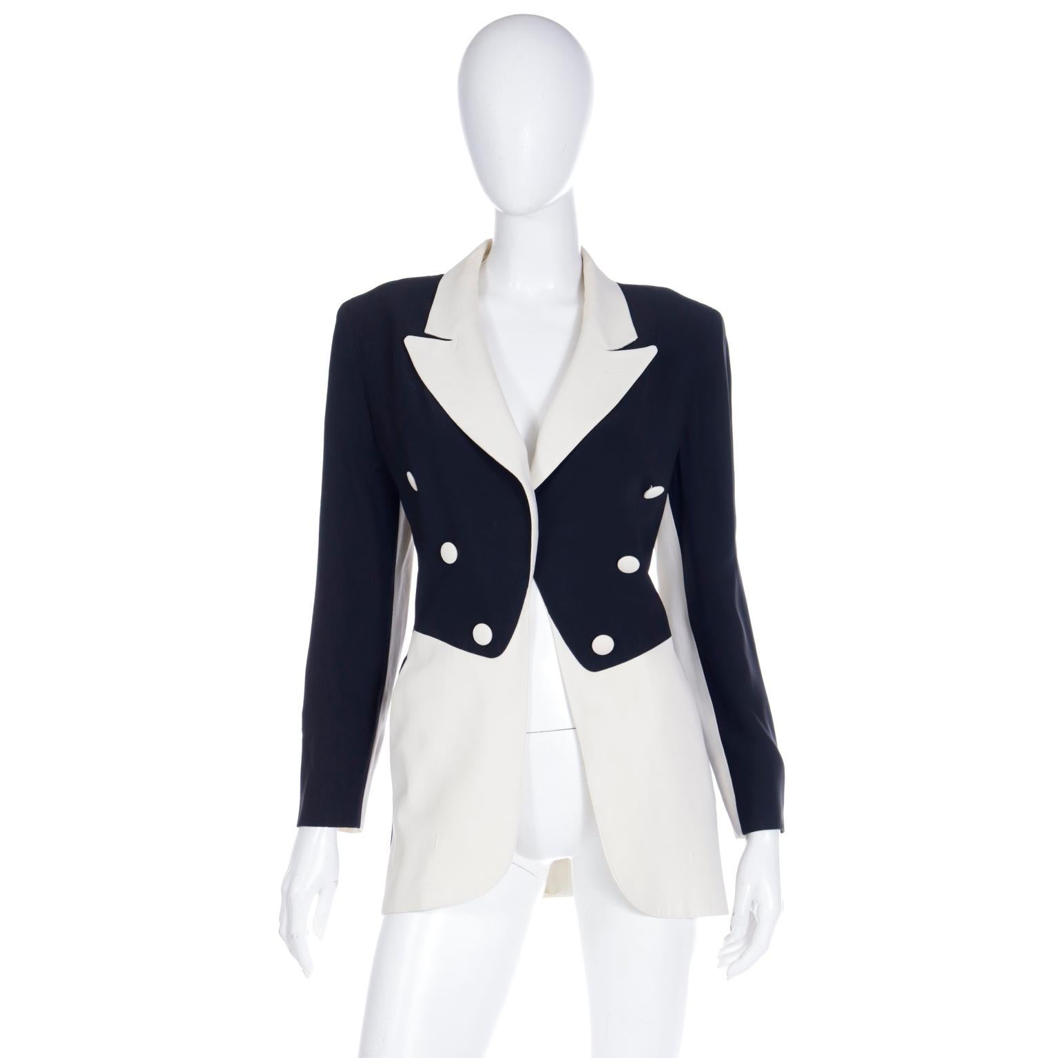 Diese unglaubliche Vintage Moschino Couture Jacke im Smoking-Stil in Schwarz und Creme ist ein großartiges Stück und wir lieben besonders das abwechselnde Muster aus schwarzen und weißen Paneelen auf dem Rücken. Die Vorderseite ist schwarz mit einem