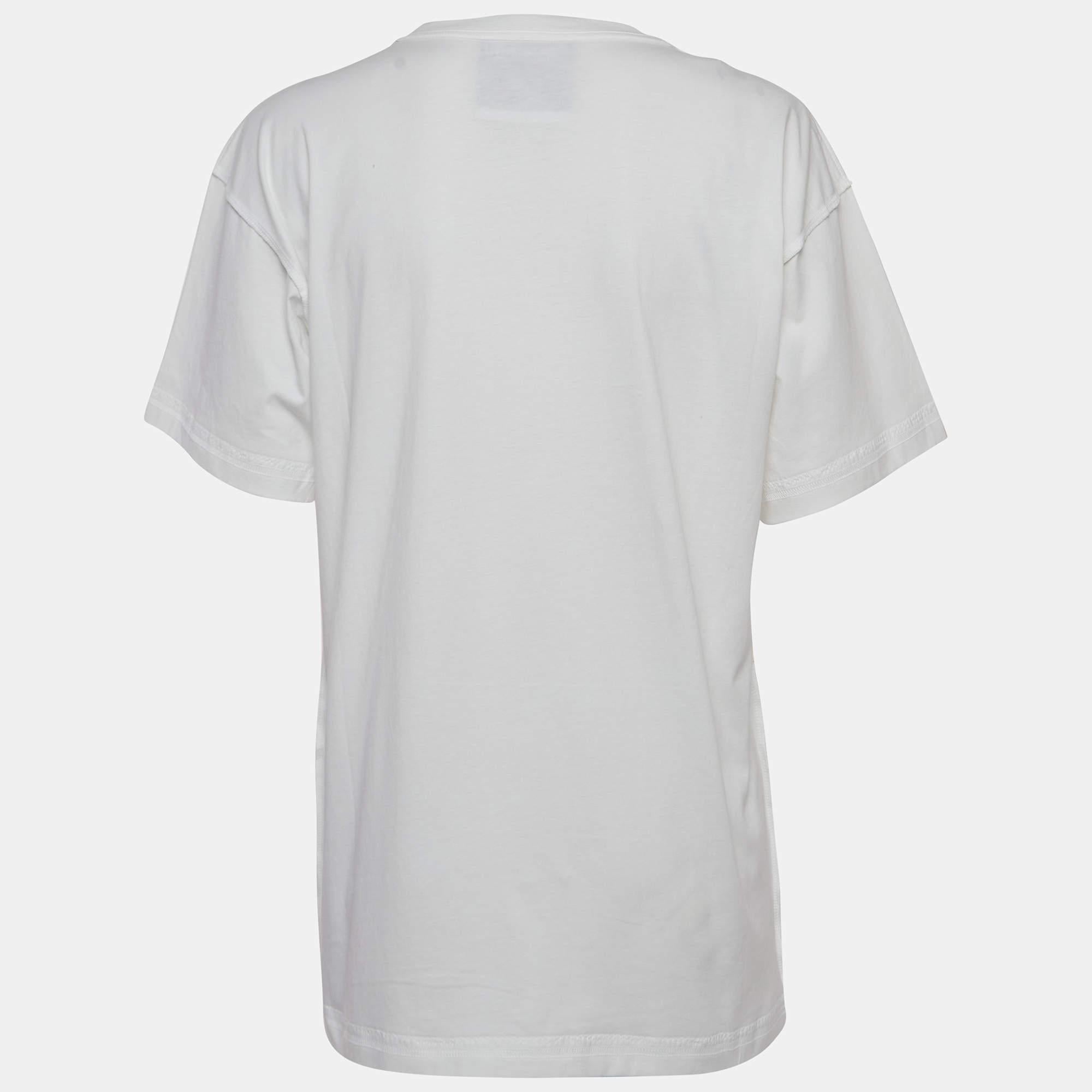 Le t-shirt Moschino Couture respire le luxe ludique. Confectionné en coton de qualité supérieure, il est orné de broderies complexes représentant l'ourson emblématique de Moschino. Avec sa teinte blanche intemporelle, ce tee-shirt allie