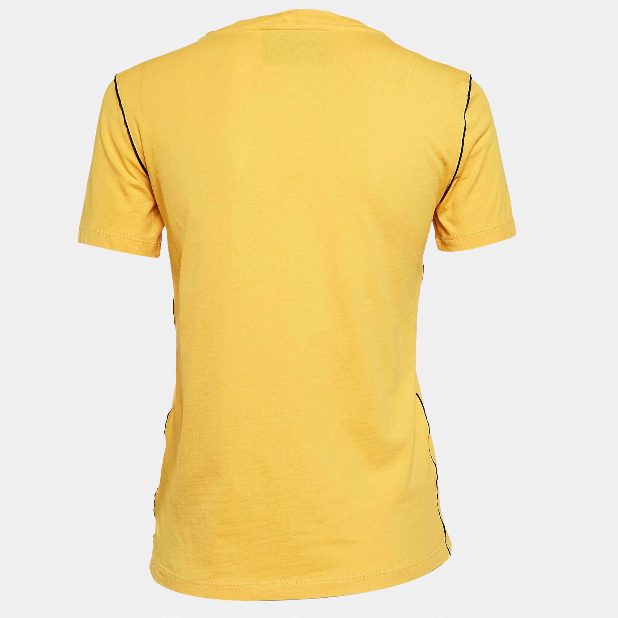 Ce tee-shirt jaune Moschino Couture a une coupe décontractée, une encolure ras du cou, des manches courtes et des détails brodés. Vous adorerez le confort et le style qu'il apporte.