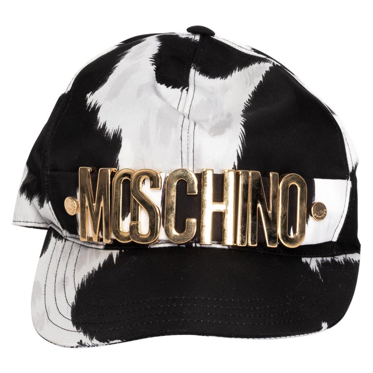 Chapeau Moschino imprimé vache avec logo doré - En vente sur 1stDibs