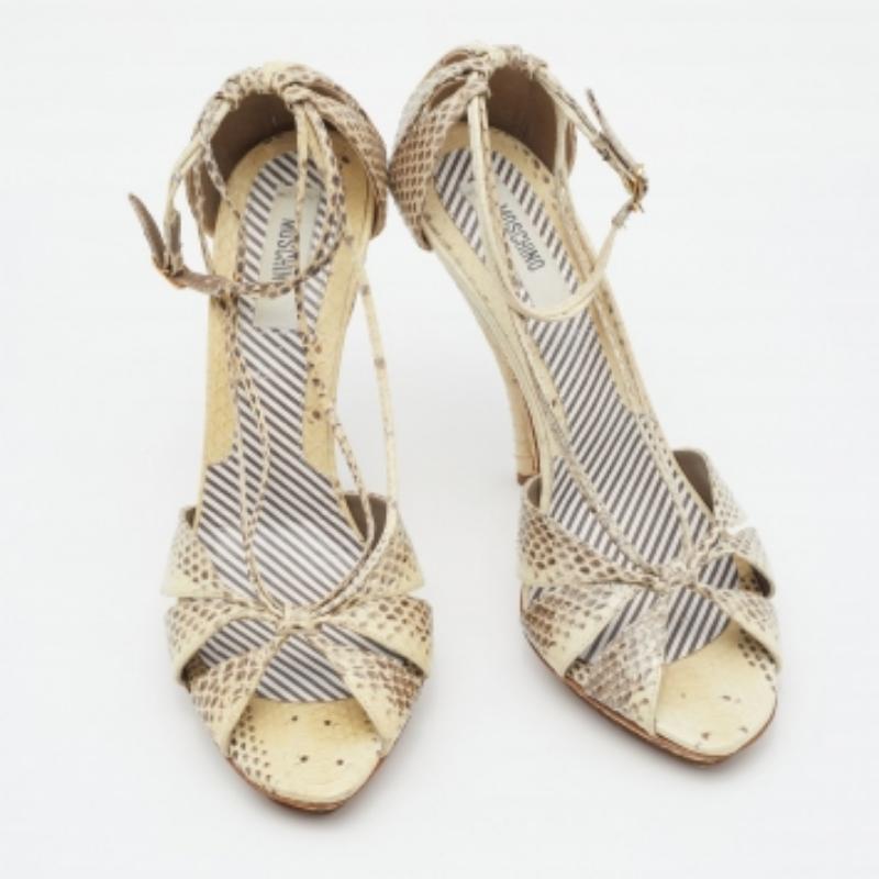 Unas bonitas sandalias como éstas elevarán sin duda tu atuendo. Diseñadas con materiales de calidad, estas sandalias tienen tacón alto y presentan un estilo chic. ¡Añádelos hoy a tu colección!