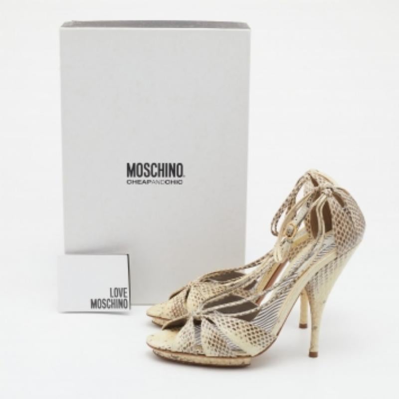 Moschino Sandalias con correa al tobillo de serpiente de agua crema/marrón talla 38.5 en venta 2