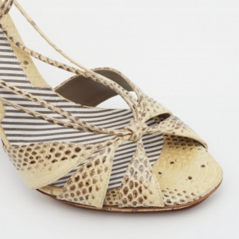 Moschino Sandalias con correa al tobillo de serpiente de agua crema/marrón talla 38.5 en venta 3
