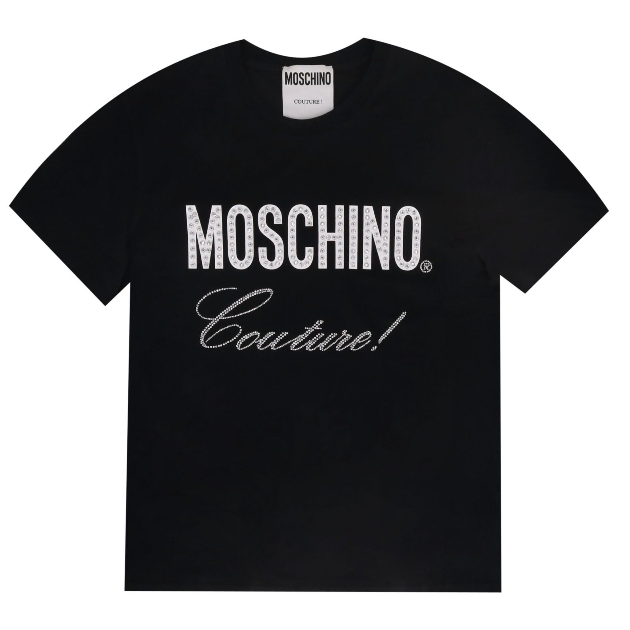 Moschino Crystal Embellished Logo T-Shirt

Black t-shirt crafted from cotton and designed with crystal encrusted 'Moschino Couture' logo signature to the centre.

Featuring ribbed crew neckline and short sleeves. Rrp Approx. £300

Size –
