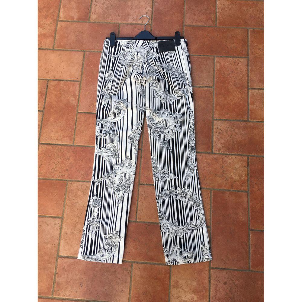 Moschino Denim Jeans Trousers in White

Moschino Jeans trousers. Size and composition label is missing. It fits an S. It measures 40cm waist, 98cm long and 80cm crotch. The fabric is cotton \ denim. It has a very slight loss of color along the seam