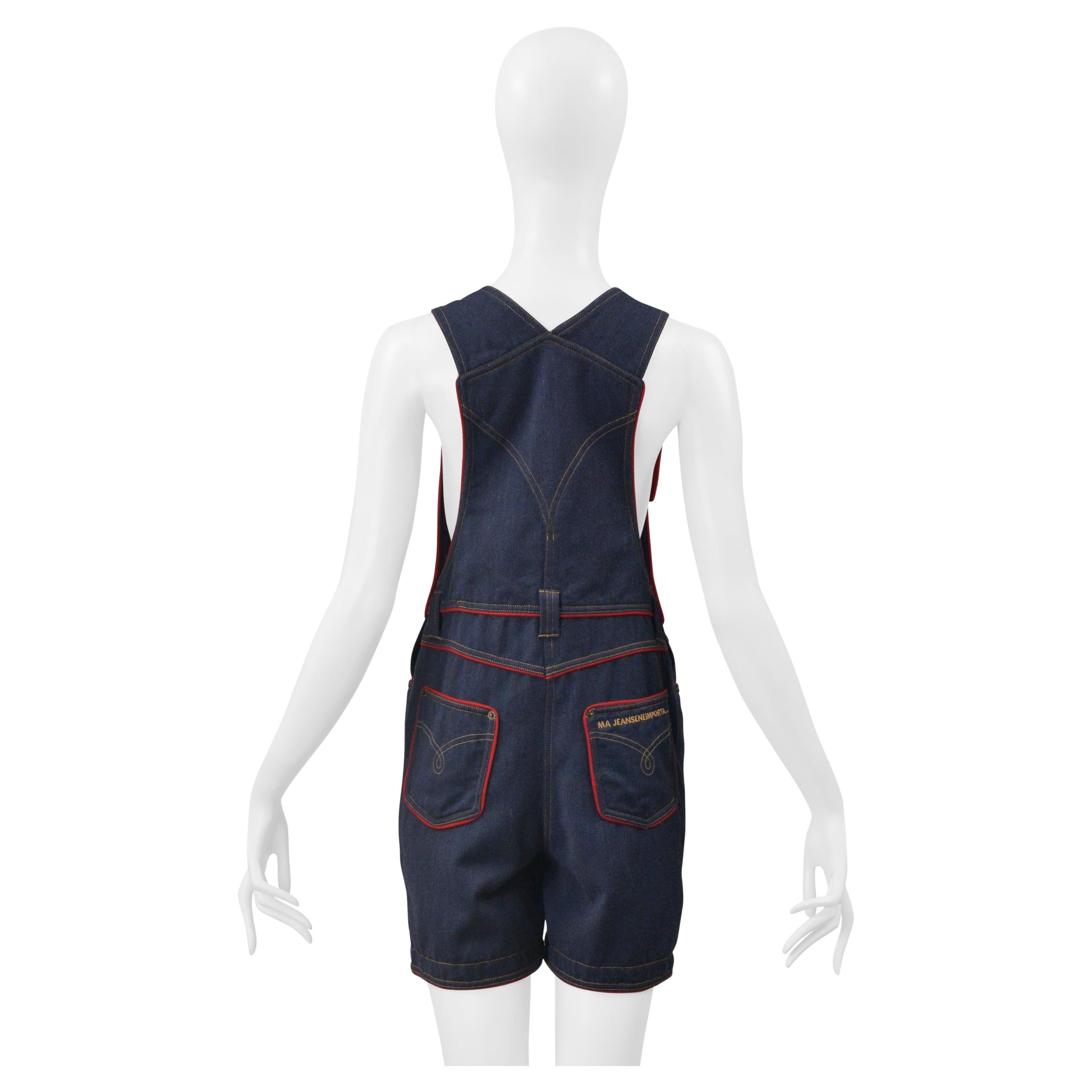 Resurrection Vintage se complace en ofrecer un pelele vaquero Moschino vintage con ribetes rojos, tirantes ajustables con hebillas metálicas, cinco bolsillos, firma en el bolsillo trasero y un corte por encima de la rodilla. 

Moschino
Talla: