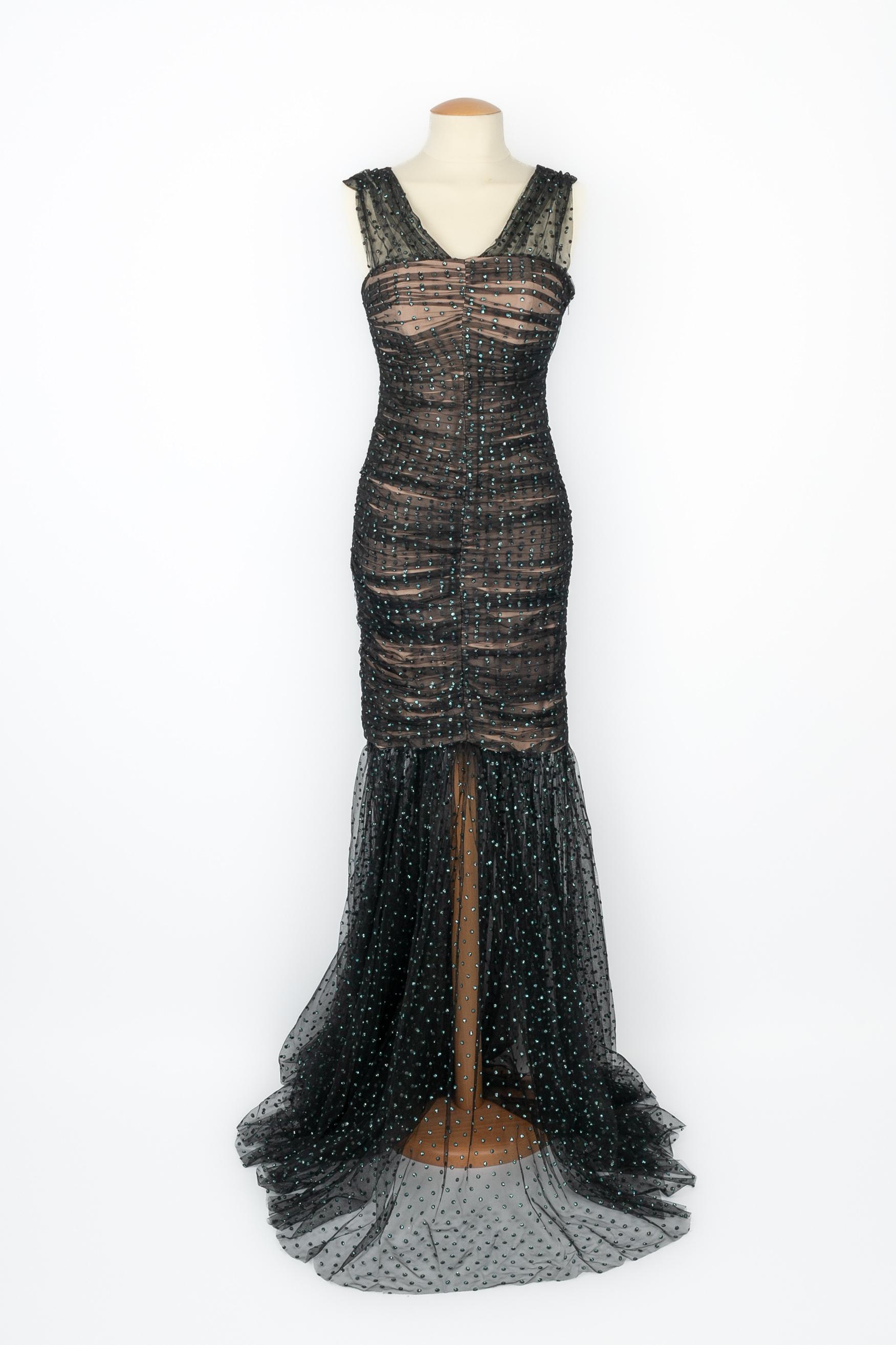 Moschino - (Made in Italy) Abito lungo in tulle nero plissettato con pois di paillettes blu. Taglia 36FR indicata. Collezione Autunno-Inverno 2019, sotto la direzione artistica di Jeremy Scott.

Condizioni:
Ottime condizioni

Dimensioni:
Petto: 40