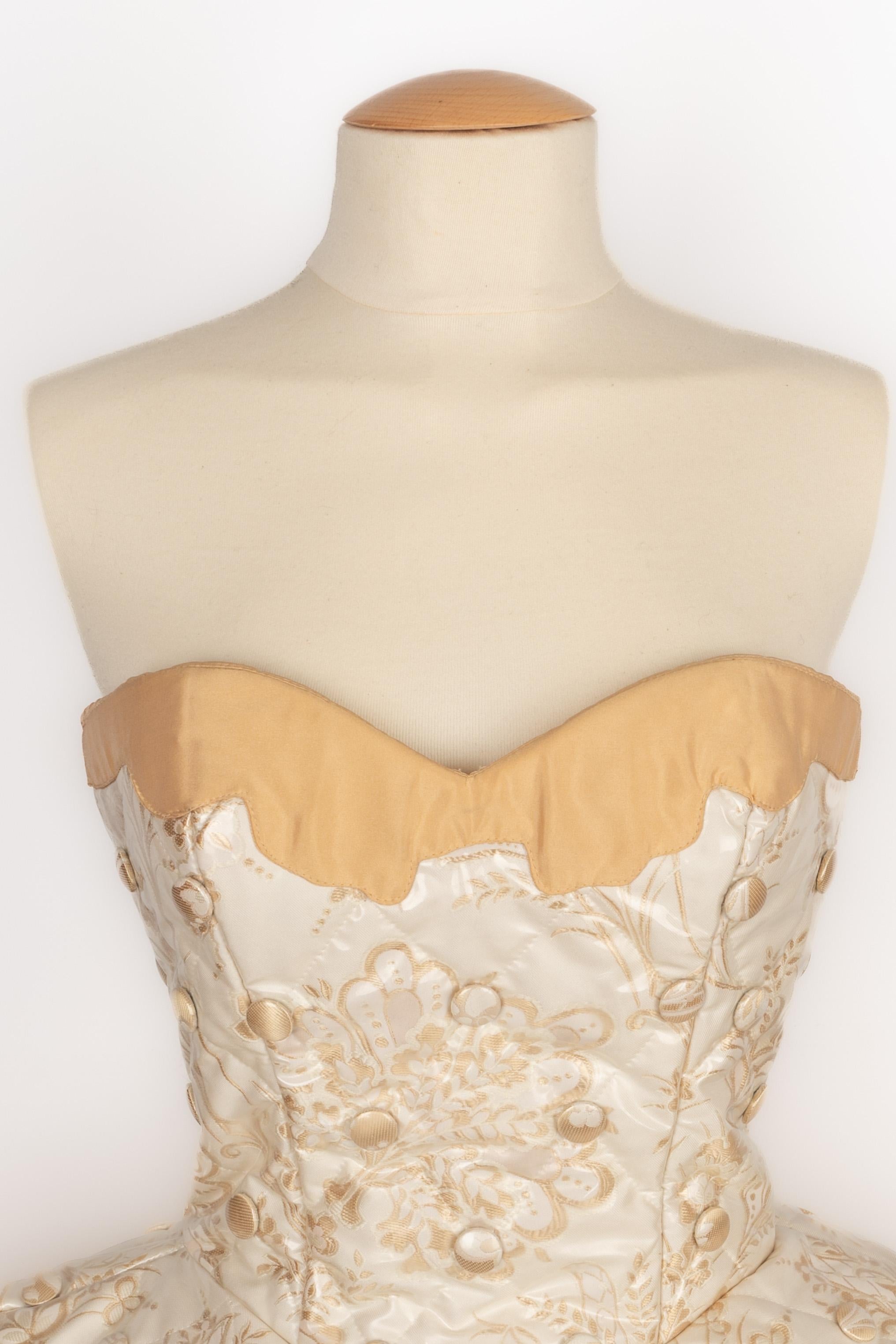 MOSCHINO - Short brocade dress with panniers in white, beige, and golden tones, overlaid with transparent plexiglas. Dress sold with a basket made by hand by a craftsperson. Size 40IT indicated, it fits a 36FR. 2020 Fall-Winter Couture Collection,