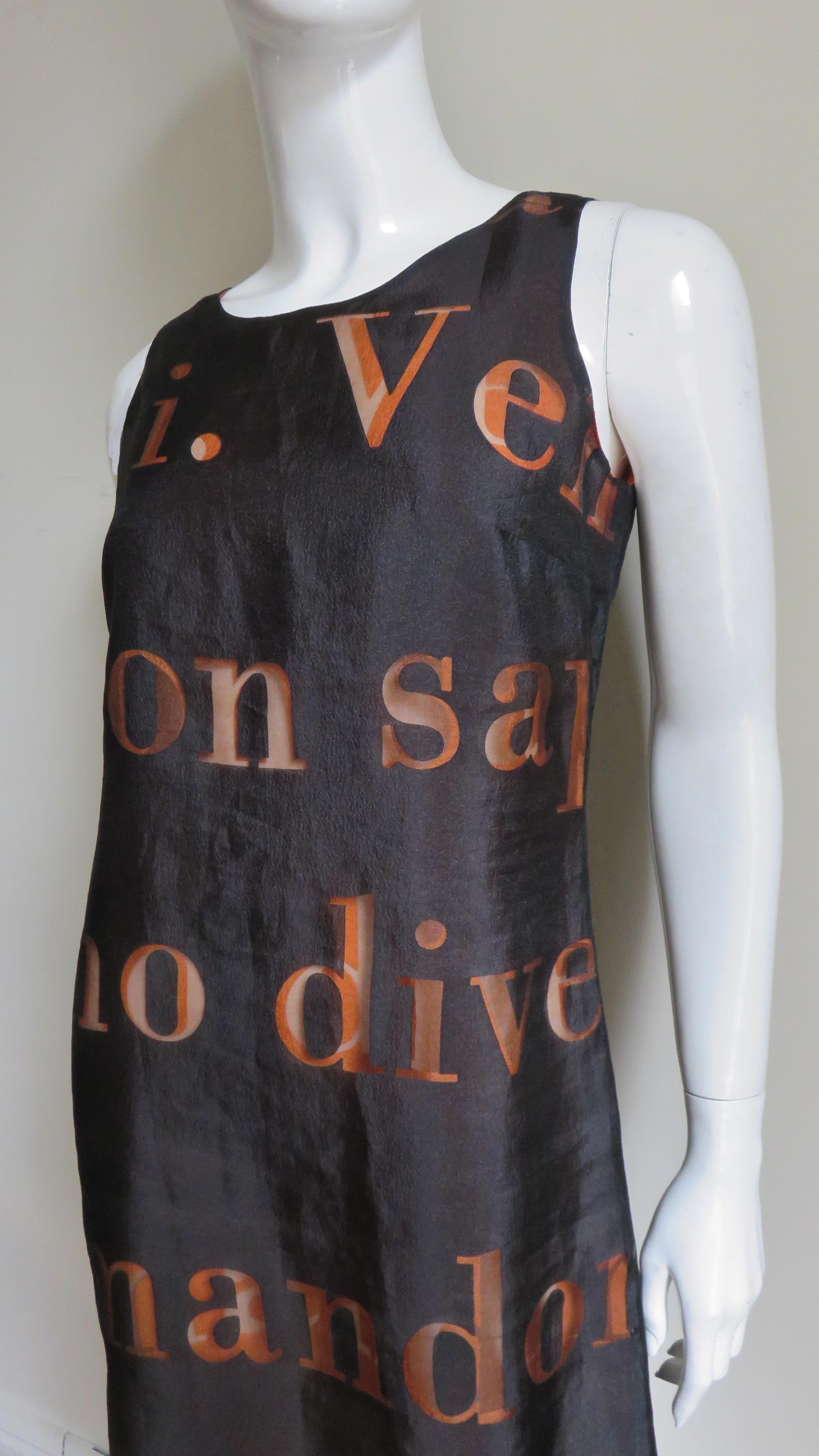 Moschino - Robe à motif de lettres Excellent état - En vente à Water Mill, NY