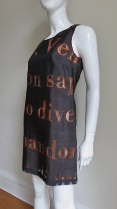 Abito Moschino con motivo a lettere