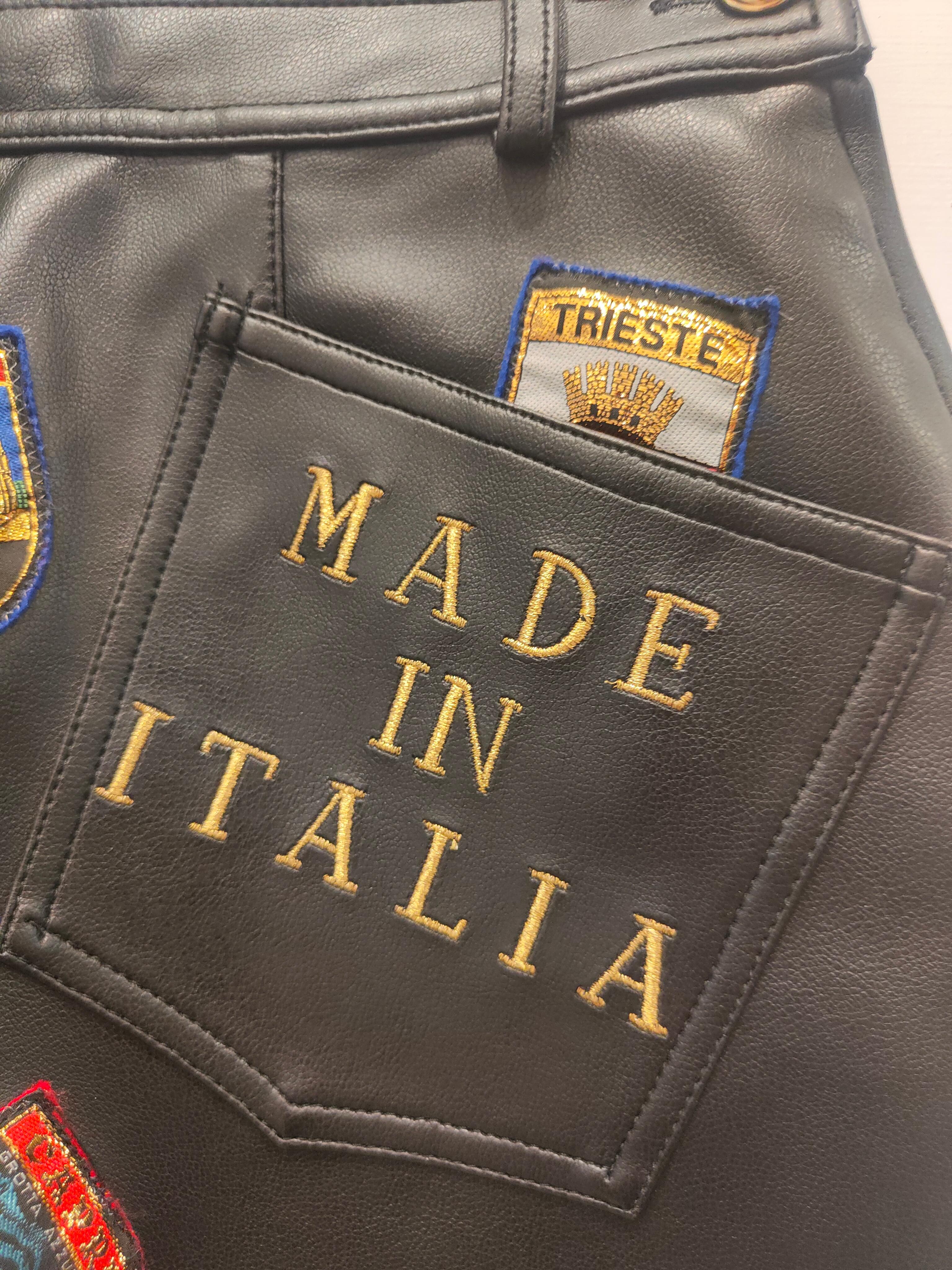 Gonna Moschino in ecopelle Made in Italy
totalmente made in italy che rappresenta le principali località italiane
taglia 40 it
vita: 64 cm
Lunghezza 43 cm
