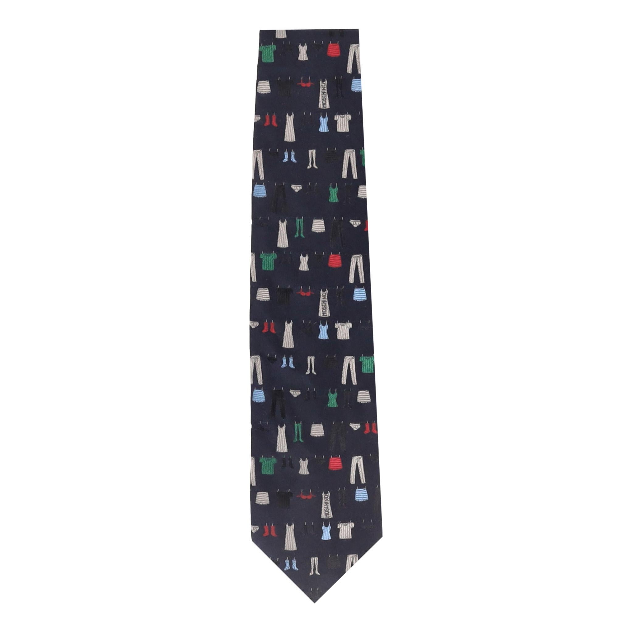 Cravatta in seta ricamata Moschino

Cravatta in seta navy con ricamo all-over multicolore di uno stendino con biancheria appesa.

Prezzo di listino circa 105 euro

Taglia - Lunghezza 148 cm

Condizioni - Molto buone

Composizione - 100% seta
