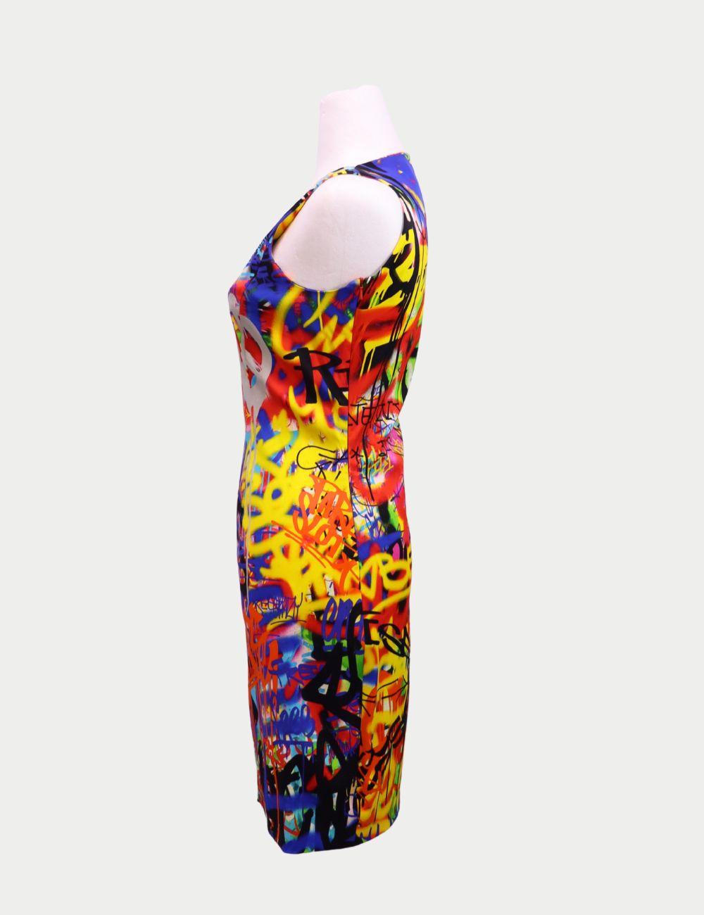 Moschino - Mini robe imprimée graffiti multicolore

Libérez votre côté audacieux avec cette mini robe imprimée graffiti Moschino, une pièce qui fera tourner les têtes sous tous les angles. Conçue dans une silhouette élégante sans manches avec une