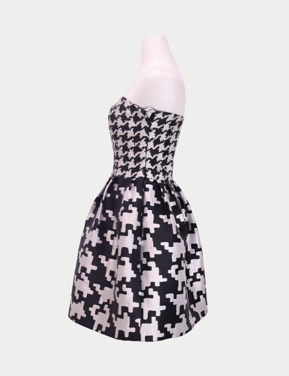 Moschino Black & White Strapless Dress with Graphic Houndstooth Print

Make a bold entrance in this graphic Moschino strapless dress, featuring an oversized houndstooth pattern that plays with scale and contrast. Designed with a structured bodice