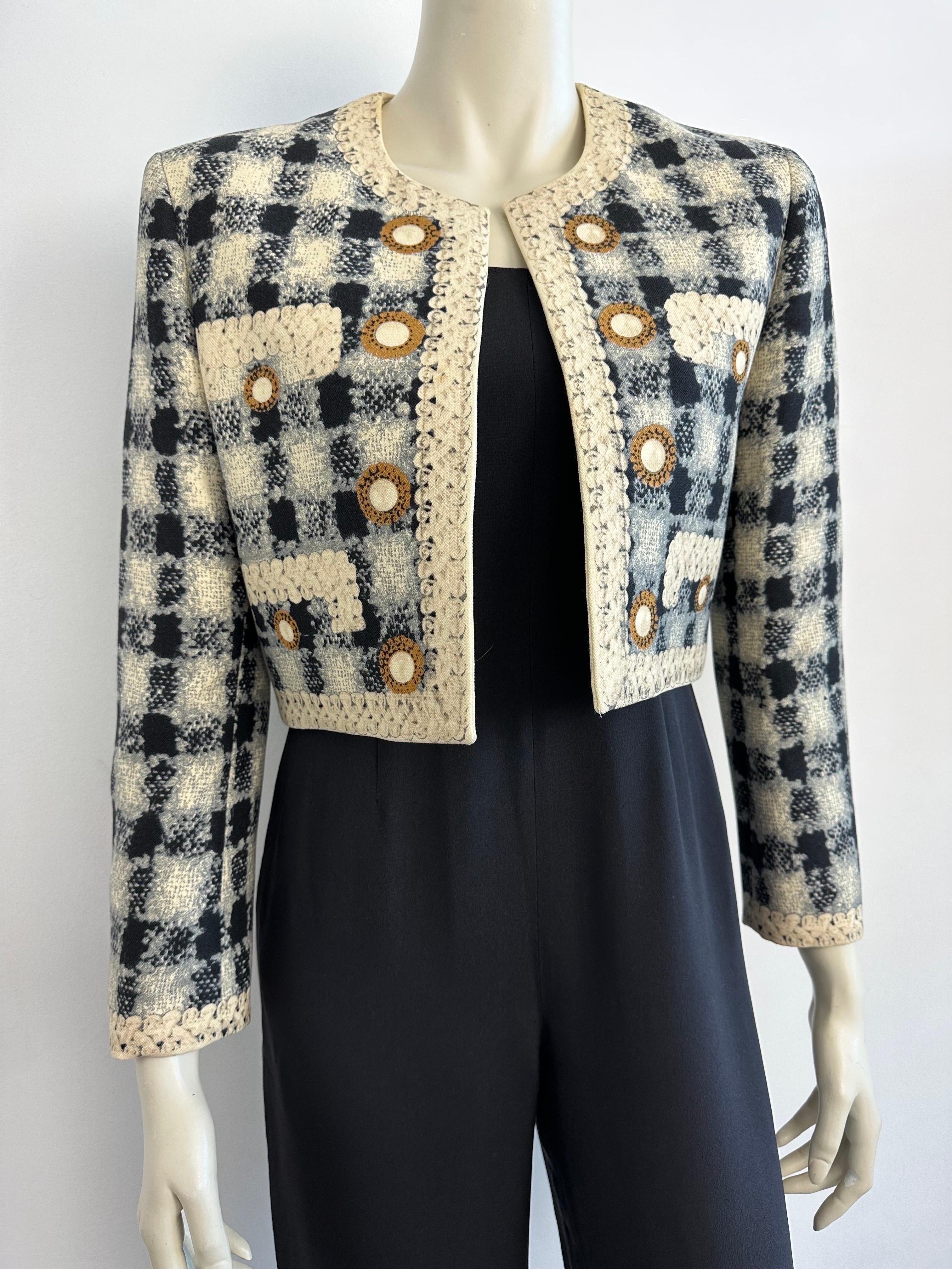 Moschino Couture tweed jacket with imposing gold buttons adorned with pearls and multiple pockets, all beautifully printed on an open jacket with a short cut and rounded neckline.
Fully lined wool jacket.
Made in Italy.
Size 40FR, please refer to