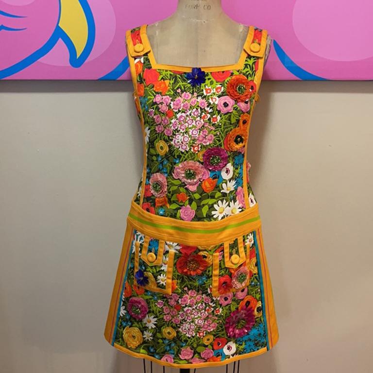 Moschino floral stretch cotton summer dress

Take the summer on in style in this stretch cotton sheath dress. Shown in Runway Show. Has plastic sequin flowers on the front. Size 8.

Across chest - 17.5 in.
Across waist - 16.5 in.
Shoulder to hem -