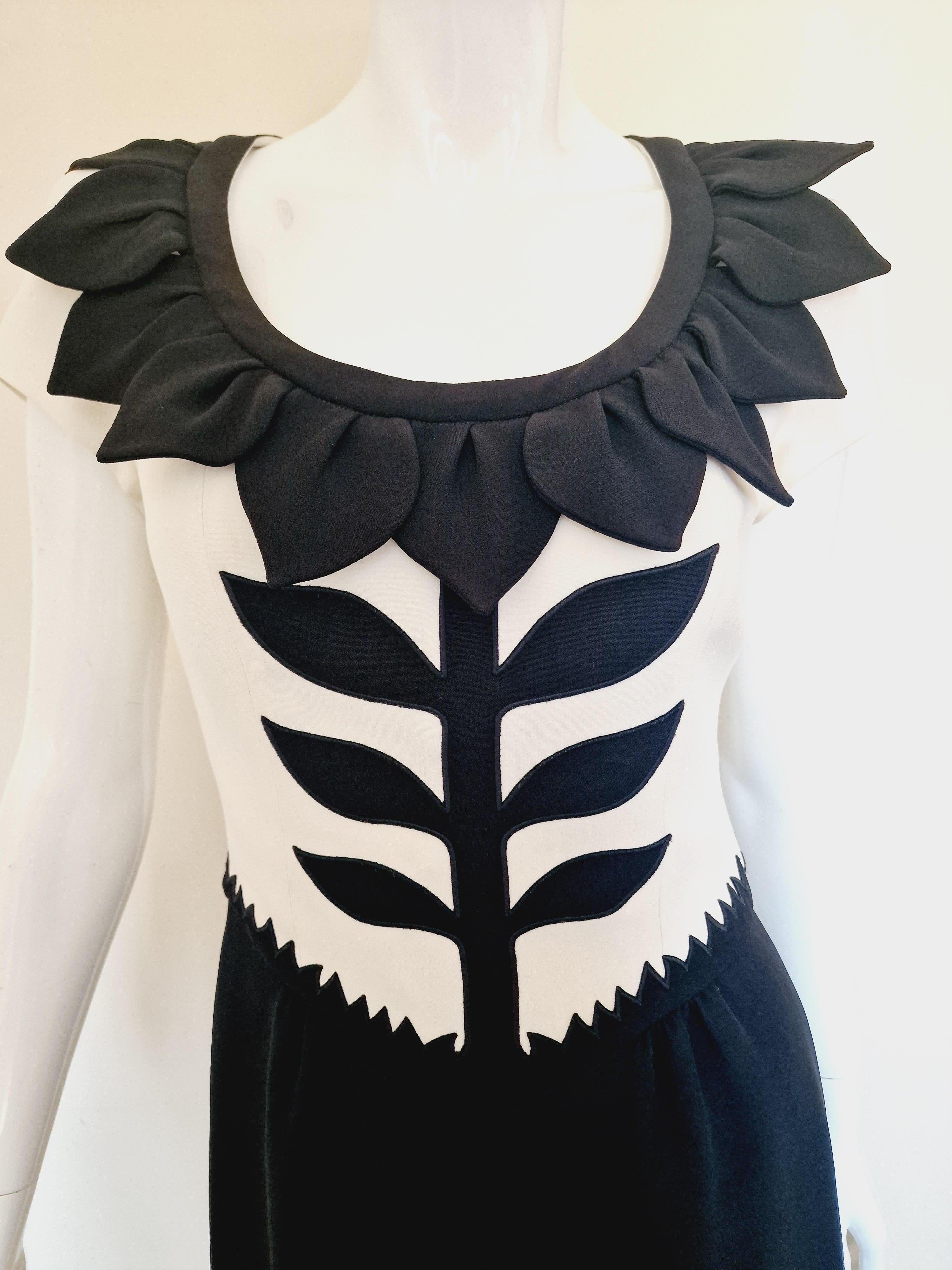 Couture Vintage Schwarz-Weiß Großes Cheap und Chic Kleid mit Blumenmuster von Moschino im Angebot 6