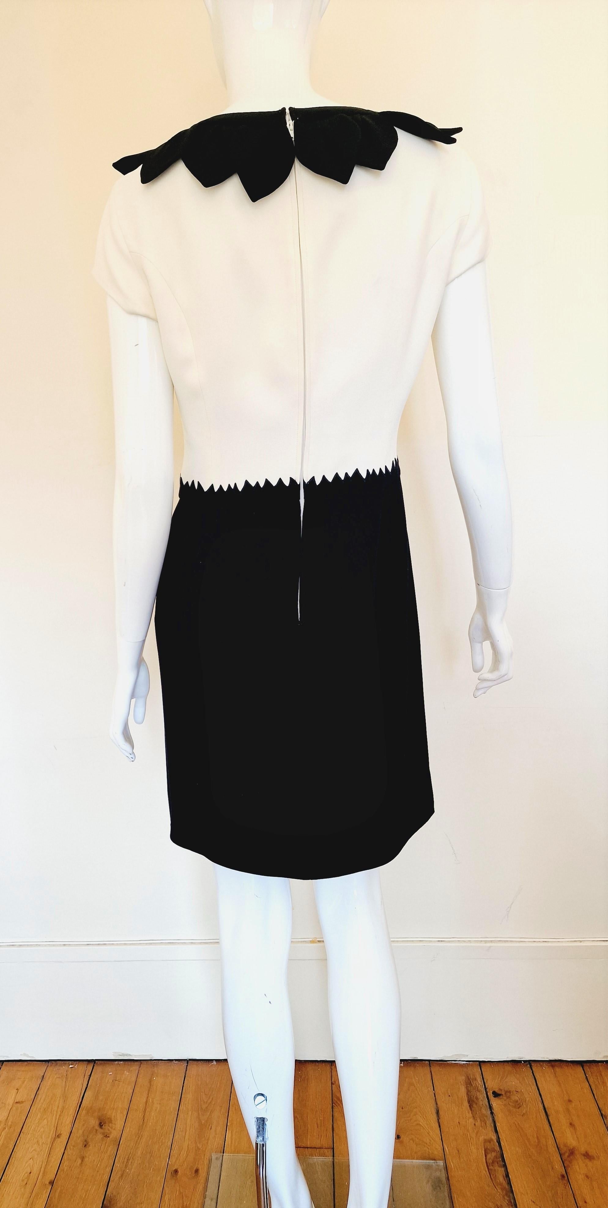 Moschino Flower Floral Couture Vintage Black White Large Cheap and Chic Dress In Excellent Condition For Sale In PARIS, FR