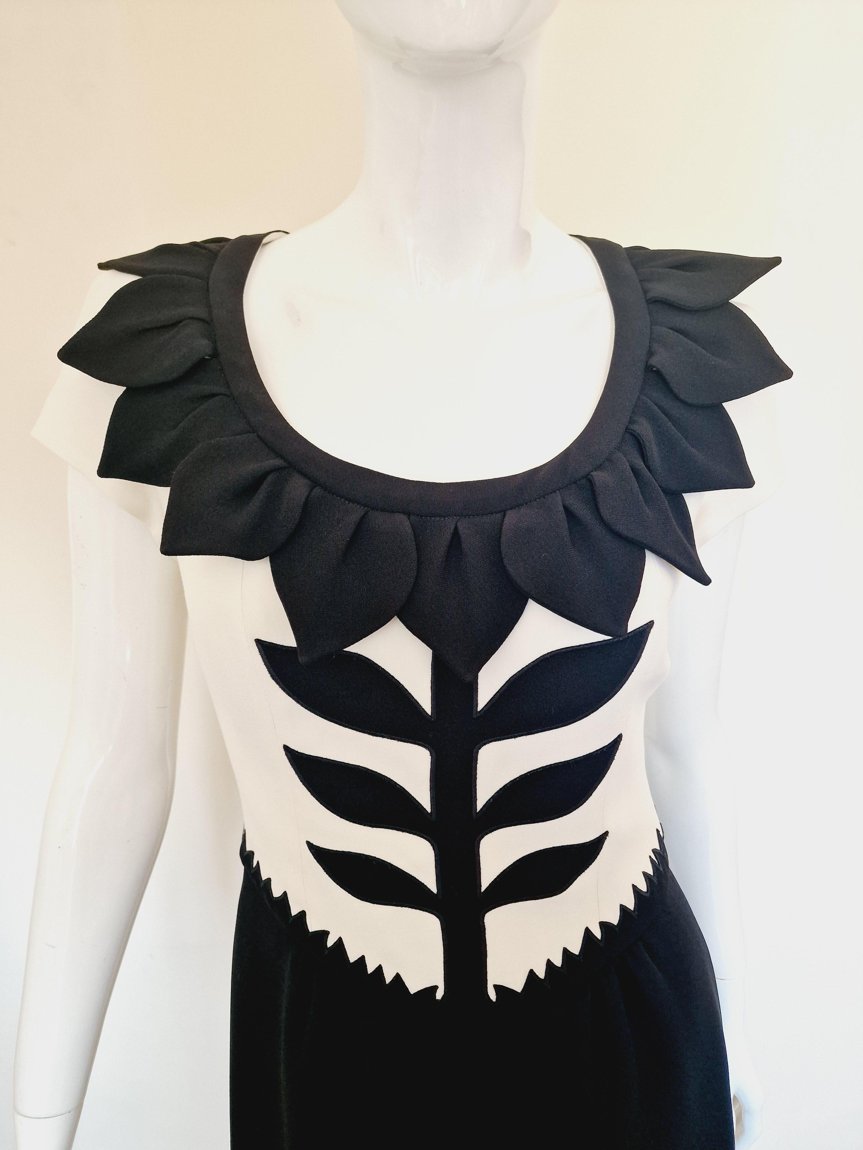 Couture Vintage Schwarz-Weiß Großes Cheap und Chic Kleid mit Blumenmuster von Moschino Damen im Angebot