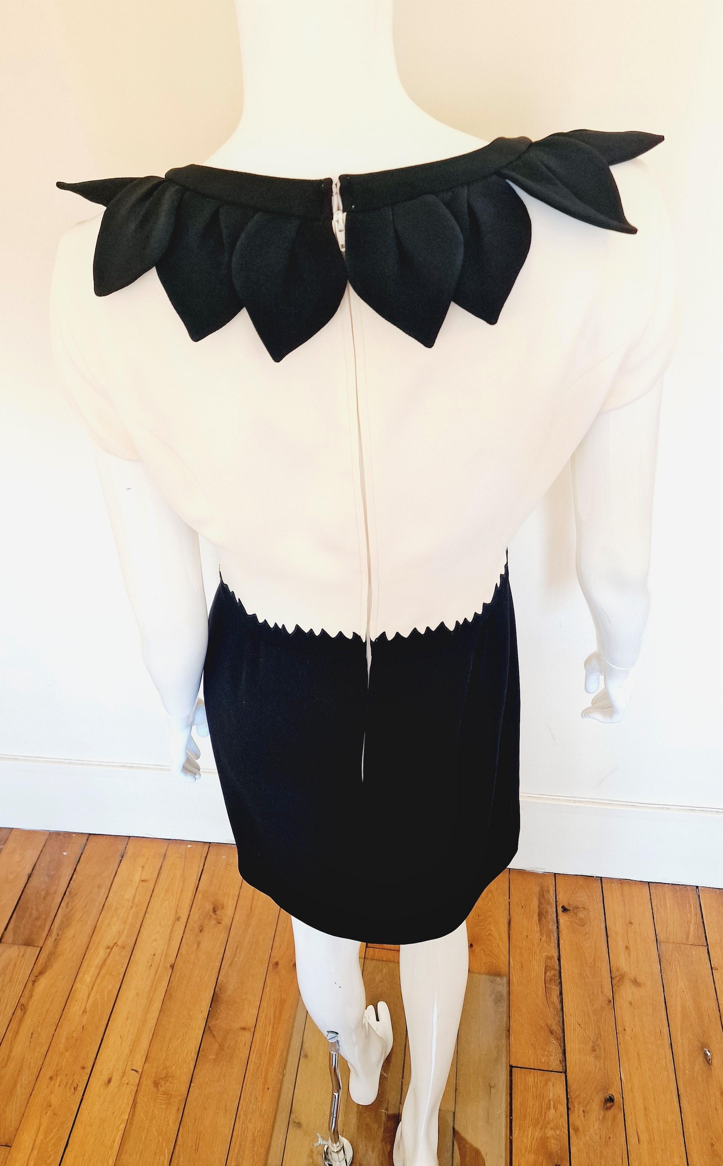 Couture Vintage Schwarz-Weiß Großes Cheap und Chic Kleid mit Blumenmuster von Moschino im Angebot 1