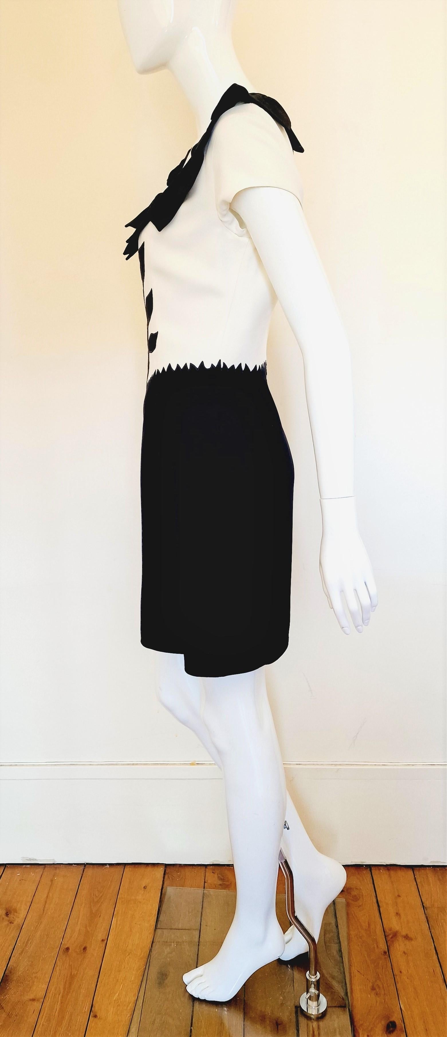 Couture Vintage Schwarz-Weiß Großes Cheap und Chic Kleid mit Blumenmuster von Moschino im Angebot 2