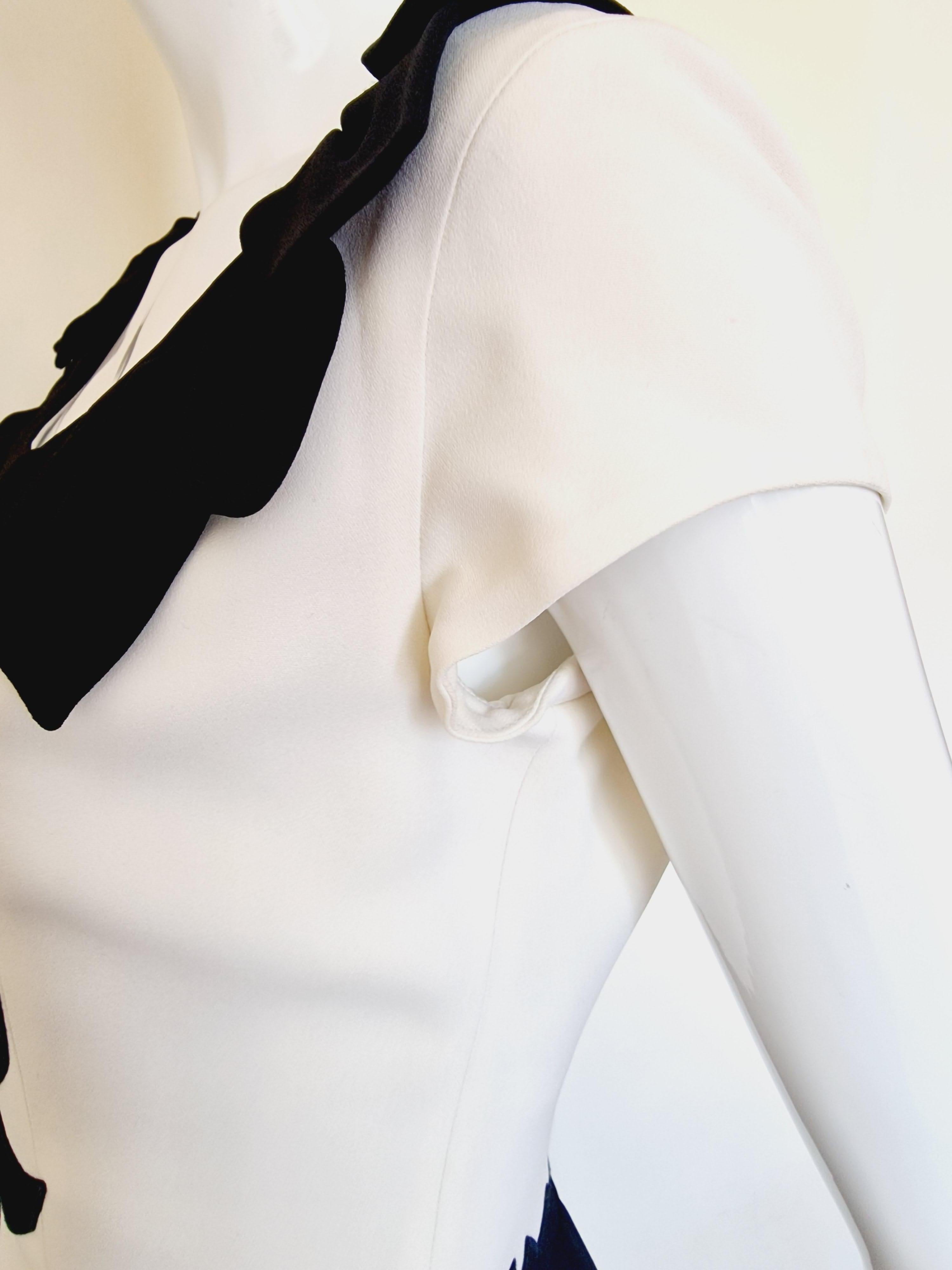 Couture Vintage Schwarz-Weiß Großes Cheap und Chic Kleid mit Blumenmuster von Moschino im Angebot 3
