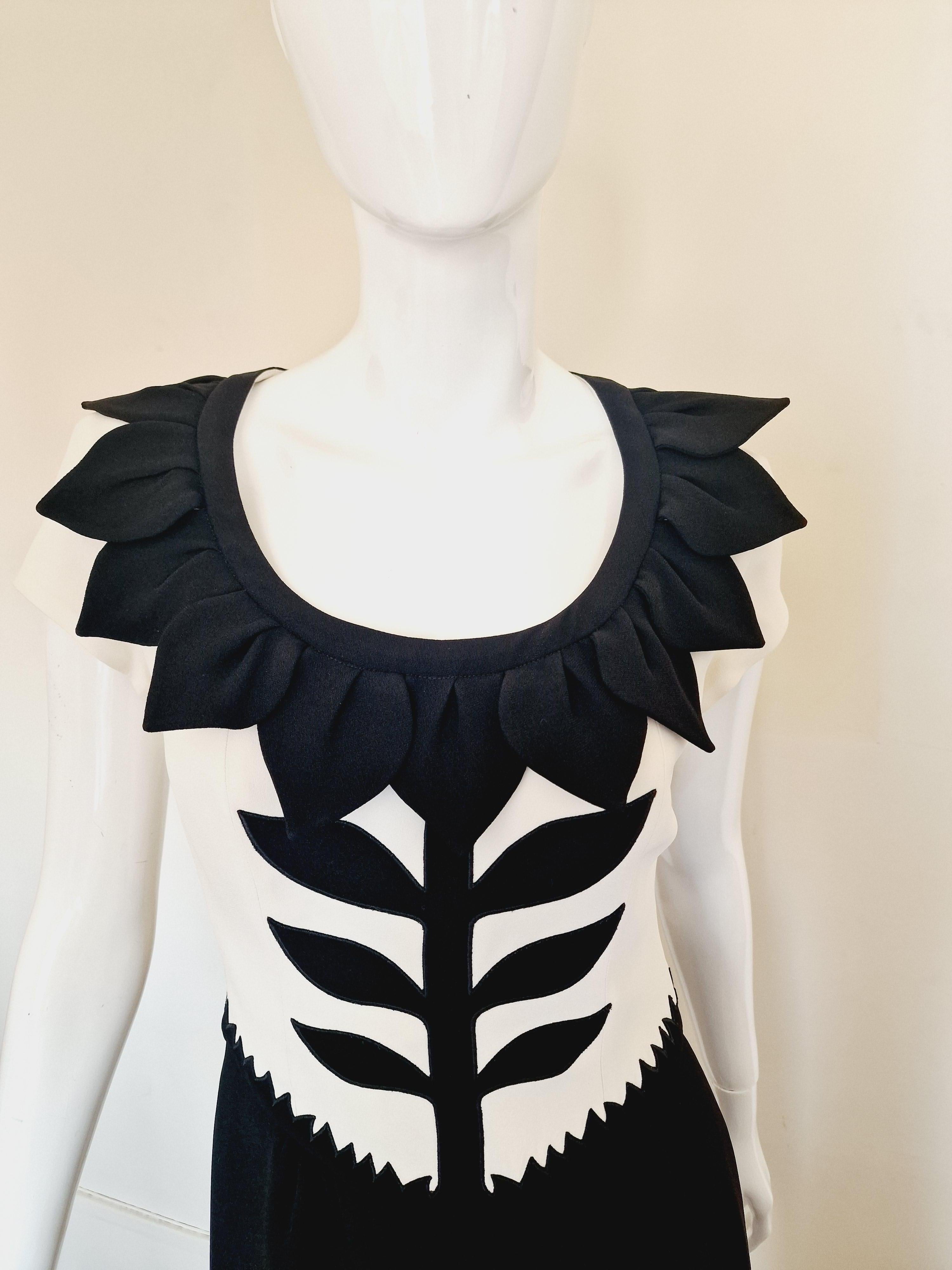 Couture Vintage Schwarz-Weiß Großes Cheap und Chic Kleid mit Blumenmuster von Moschino im Angebot 4