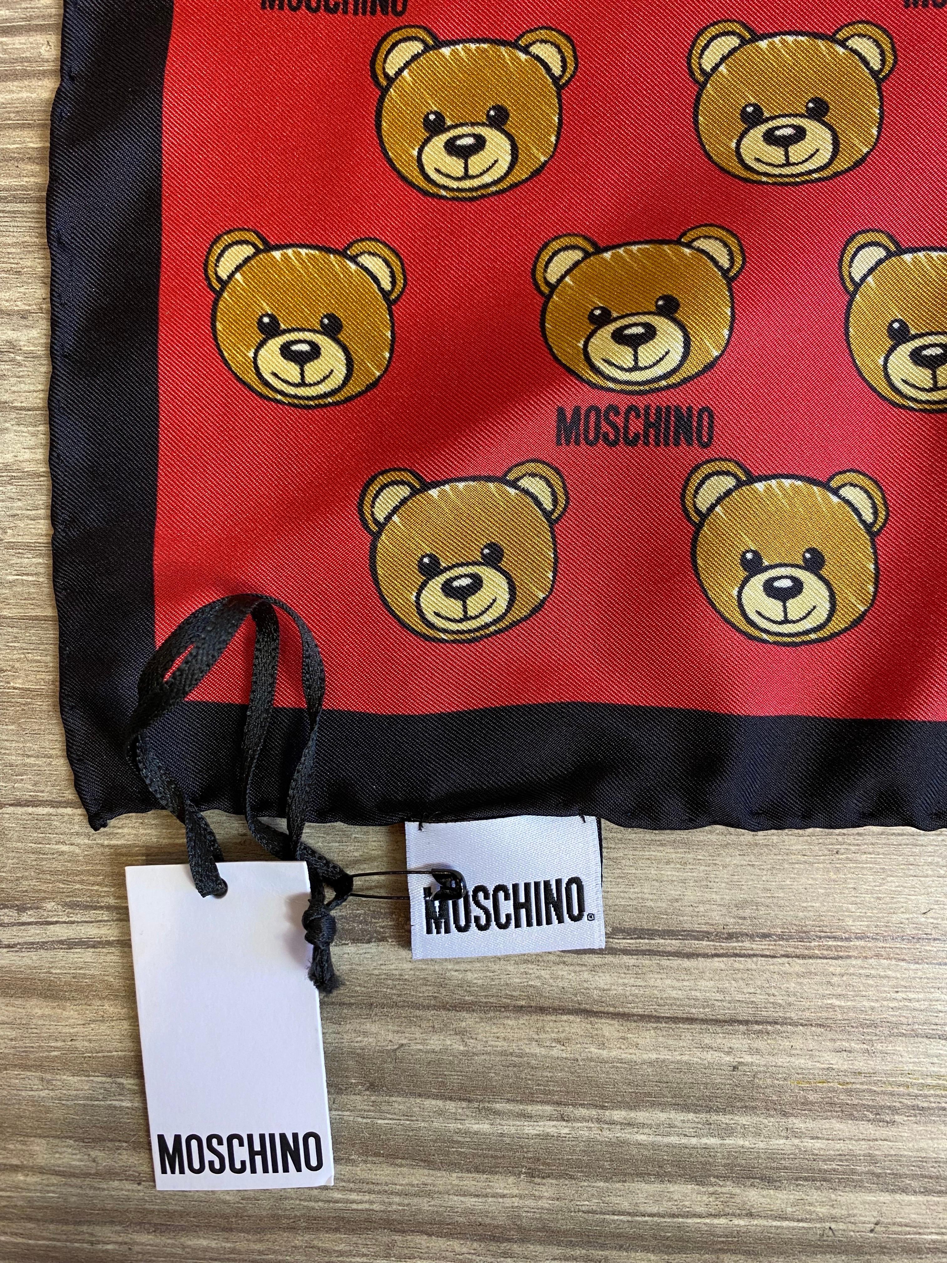 Moschino scarf in 100% silk.
New with tag.

86 cm x 88 cm
