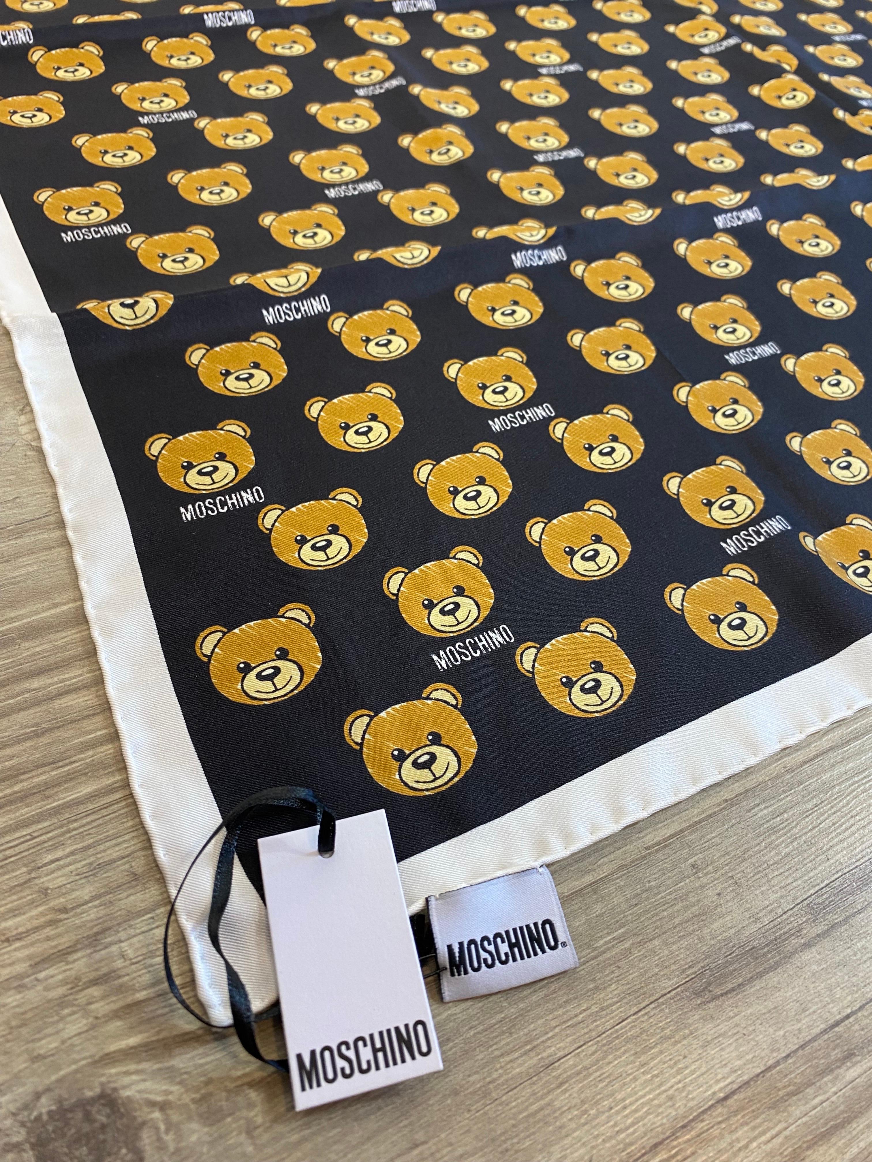 Moschino-Schal mit Teddy-Muster.
100% Seide.

Neu mit Etikett.

86 cm x 85 cm