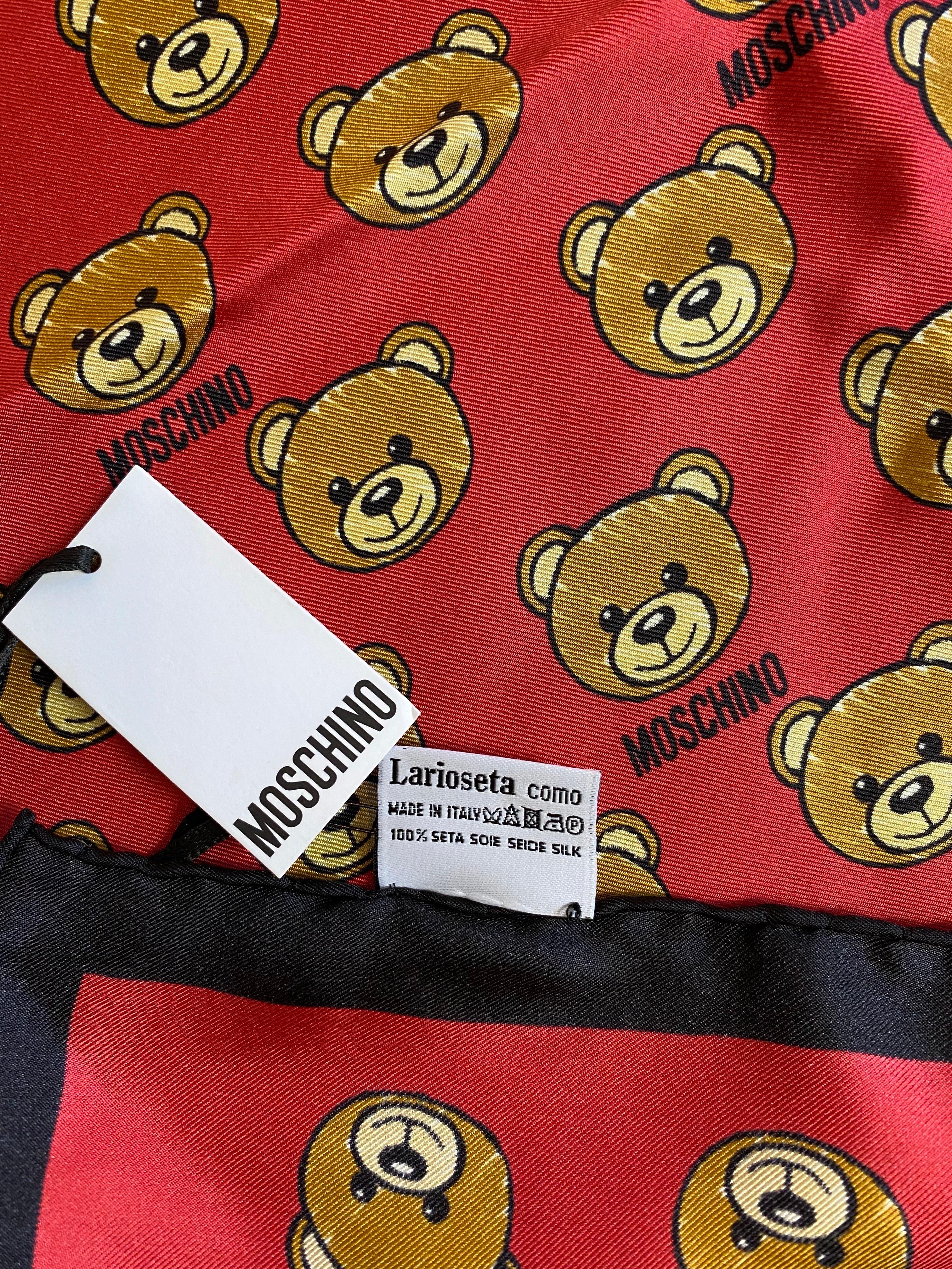 Red Moschino foulard For Sale