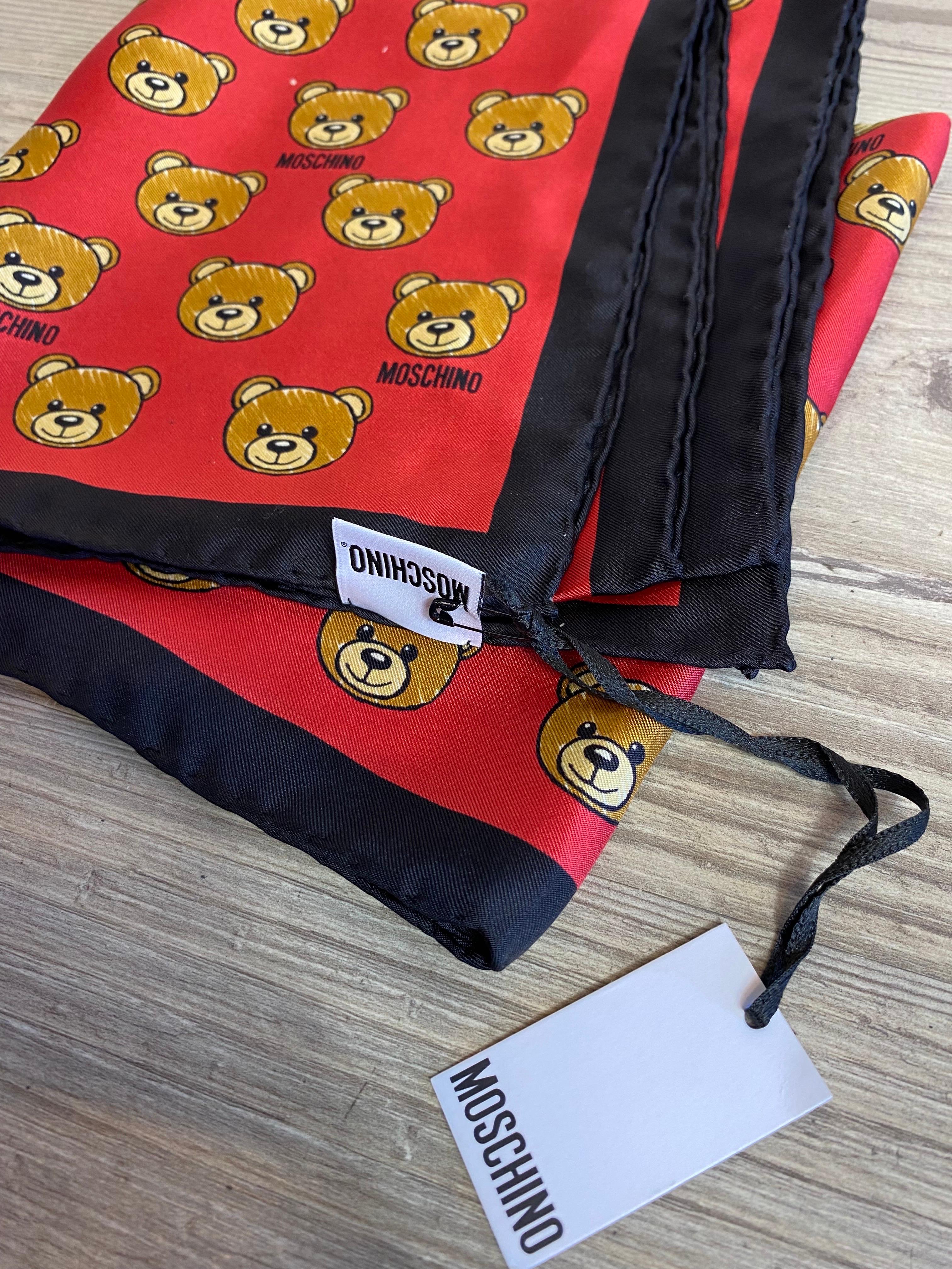 Moschino foulard In New Condition For Sale In Carnate, IT