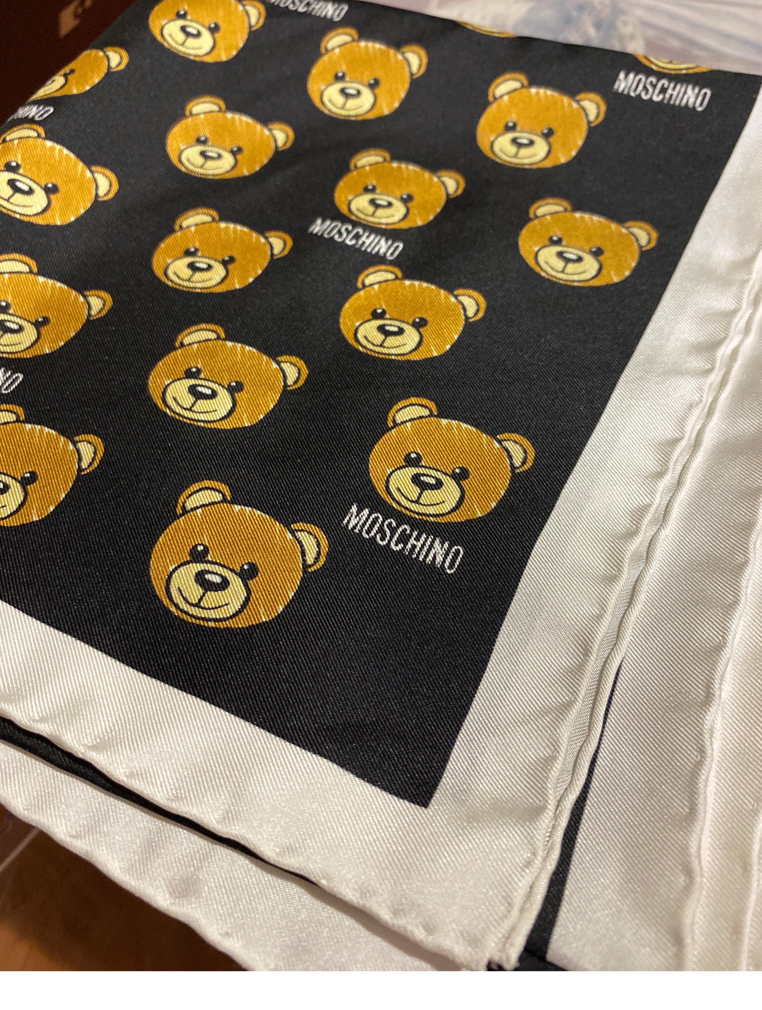 Moschino Foulard im Zustand „Neu“ im Angebot in Carnate, IT