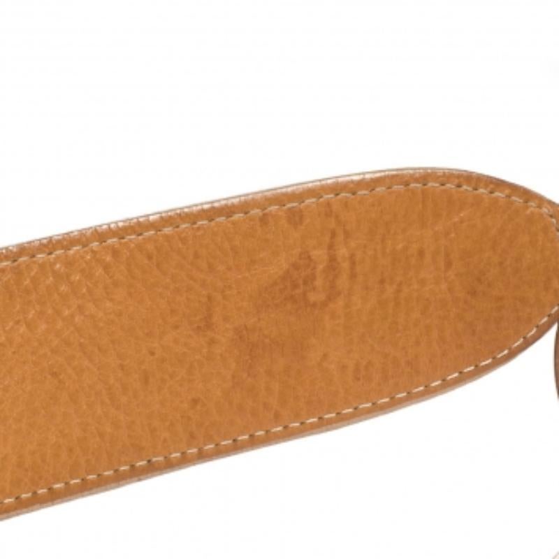Questa borsa a tracolla di Moschino è realizzata in Italia in pelle e si presenta in una splendida tonalità oro. Ha una lucentezza iridescente all'esterno. Il rivestimento liscio della parte superiore si apre per rivelare un interno foderato di