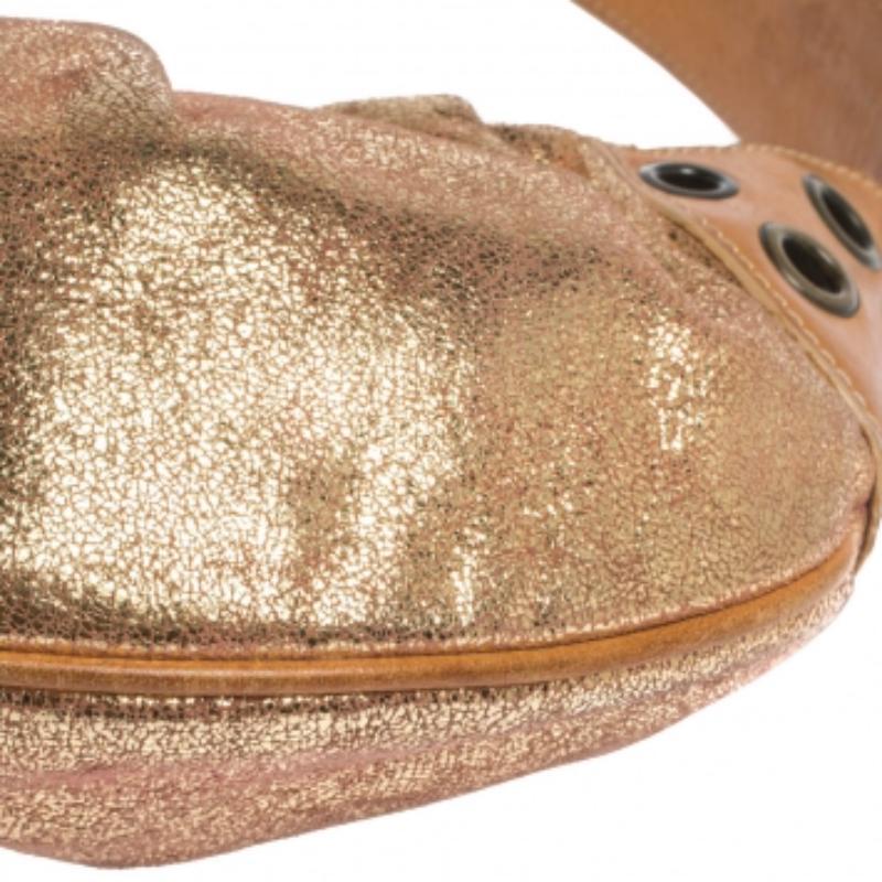 Borsa a tracolla in pelle cangiante oro Moschino In condizioni discrete in vendita a Dubai, Al Qouz 2